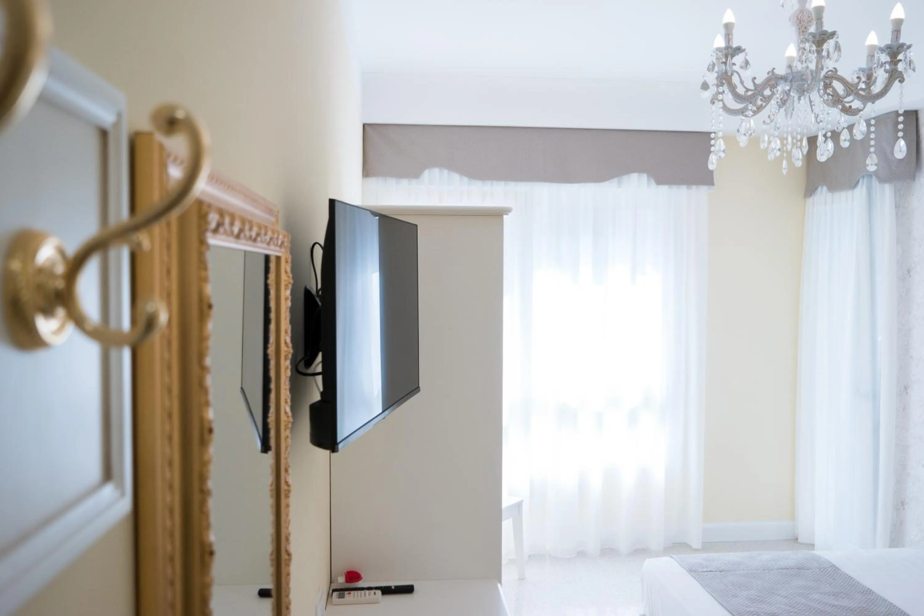 TV and multimedia in Guest House Train Station Venice - Atika & Atif