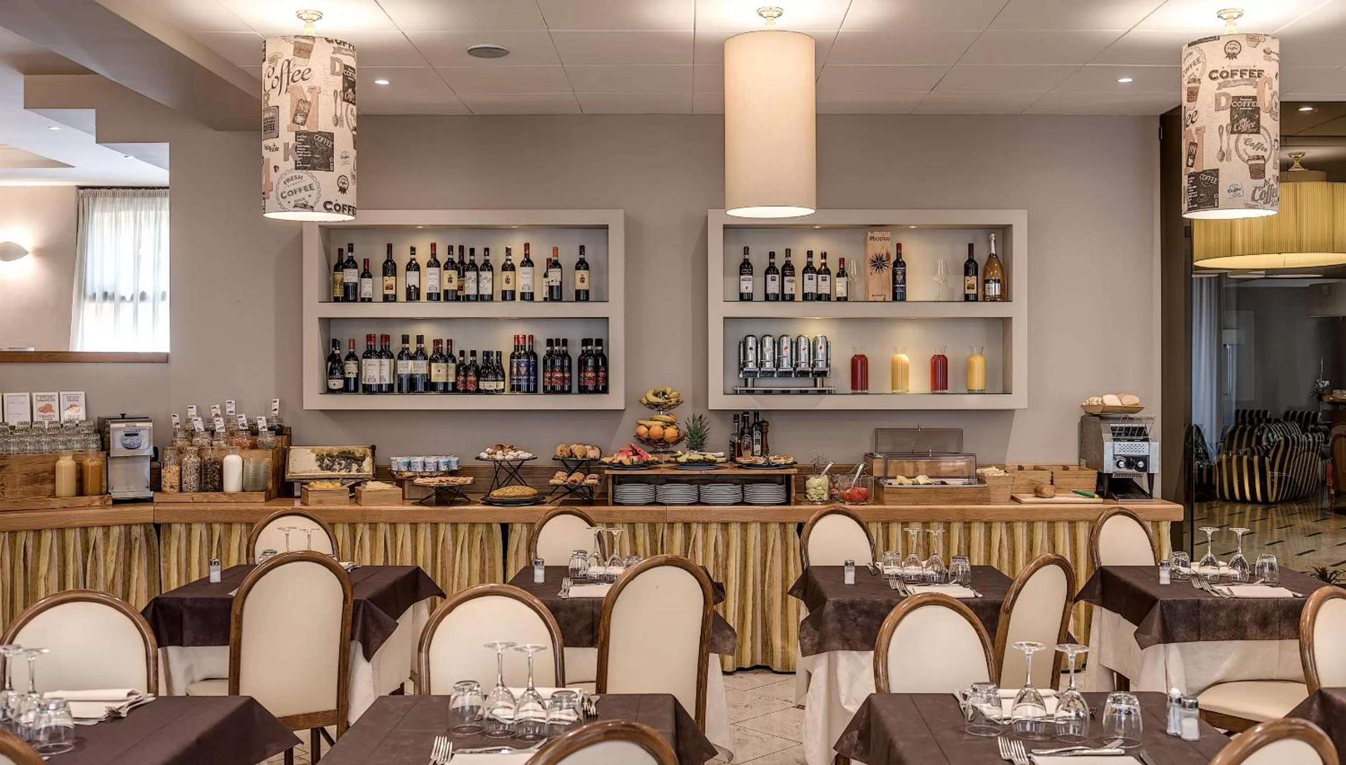 Restaurant/places to eat in Hotel Boston