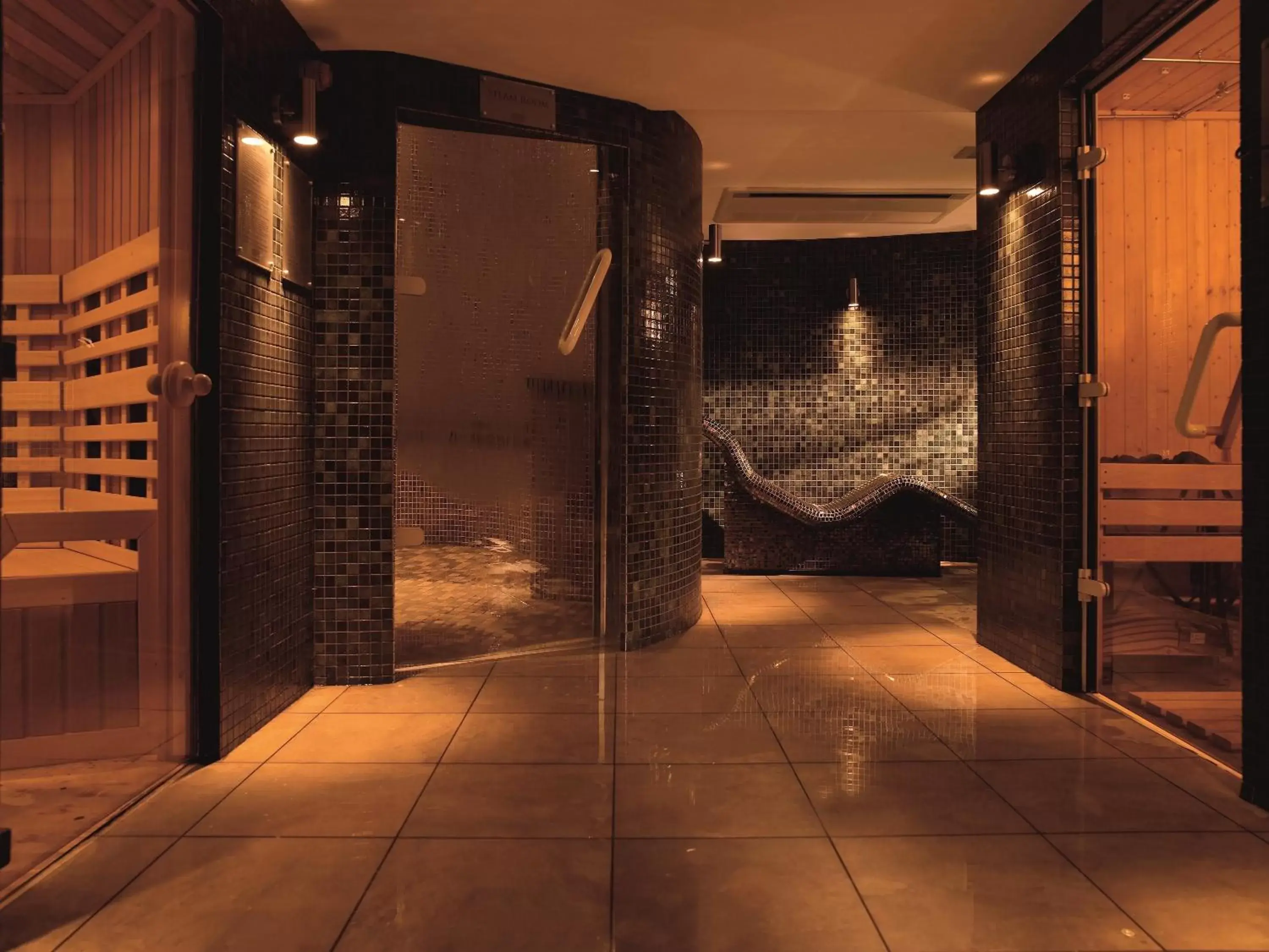 Spa and wellness centre/facilities, Bathroom in Manchester Piccadilly Hotel