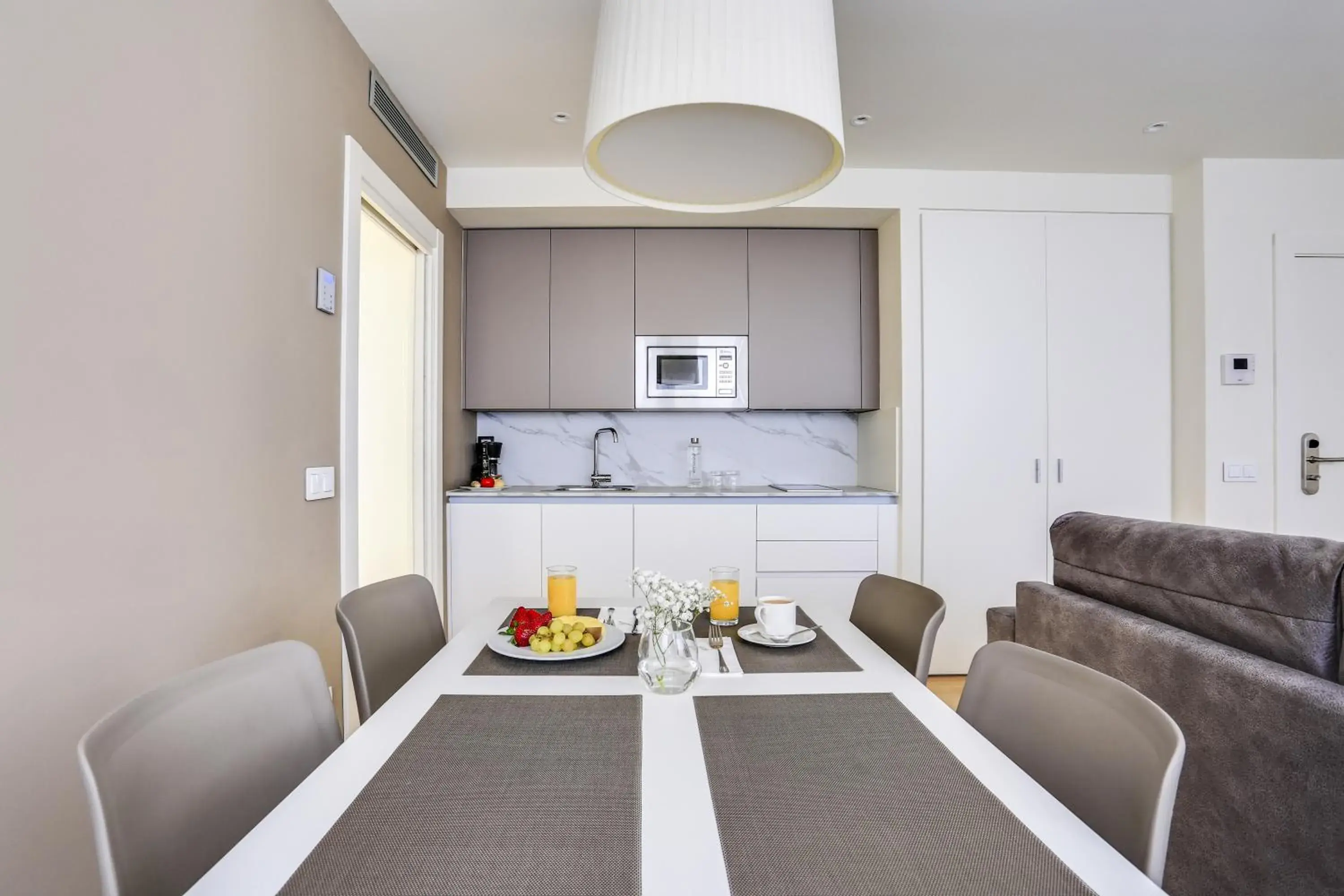 Kitchen or kitchenette, Dining Area in Sercotel Logrono Suites