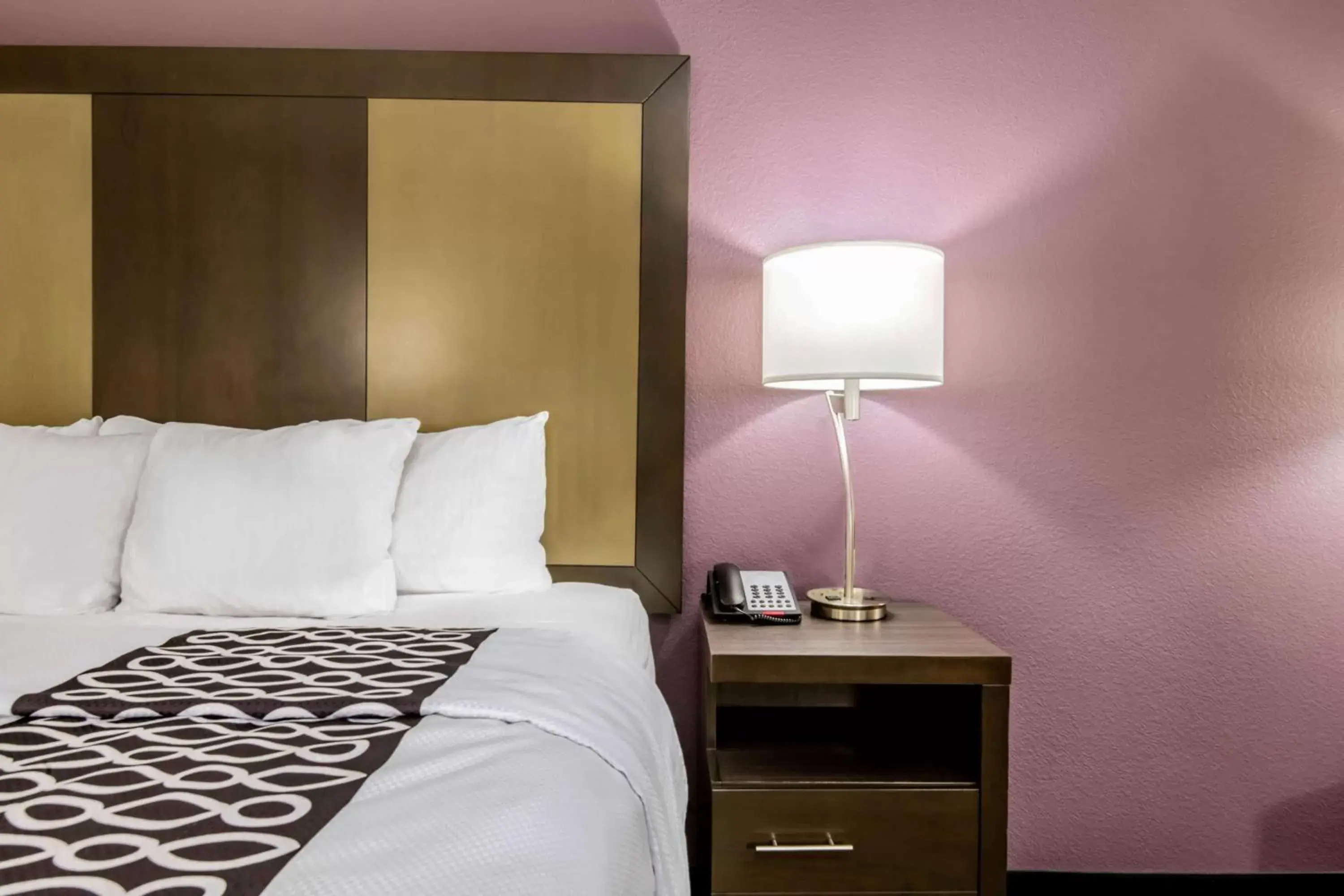 Photo of the whole room, Bed in La Quinta Inn & Suites by Wyndham Pampa