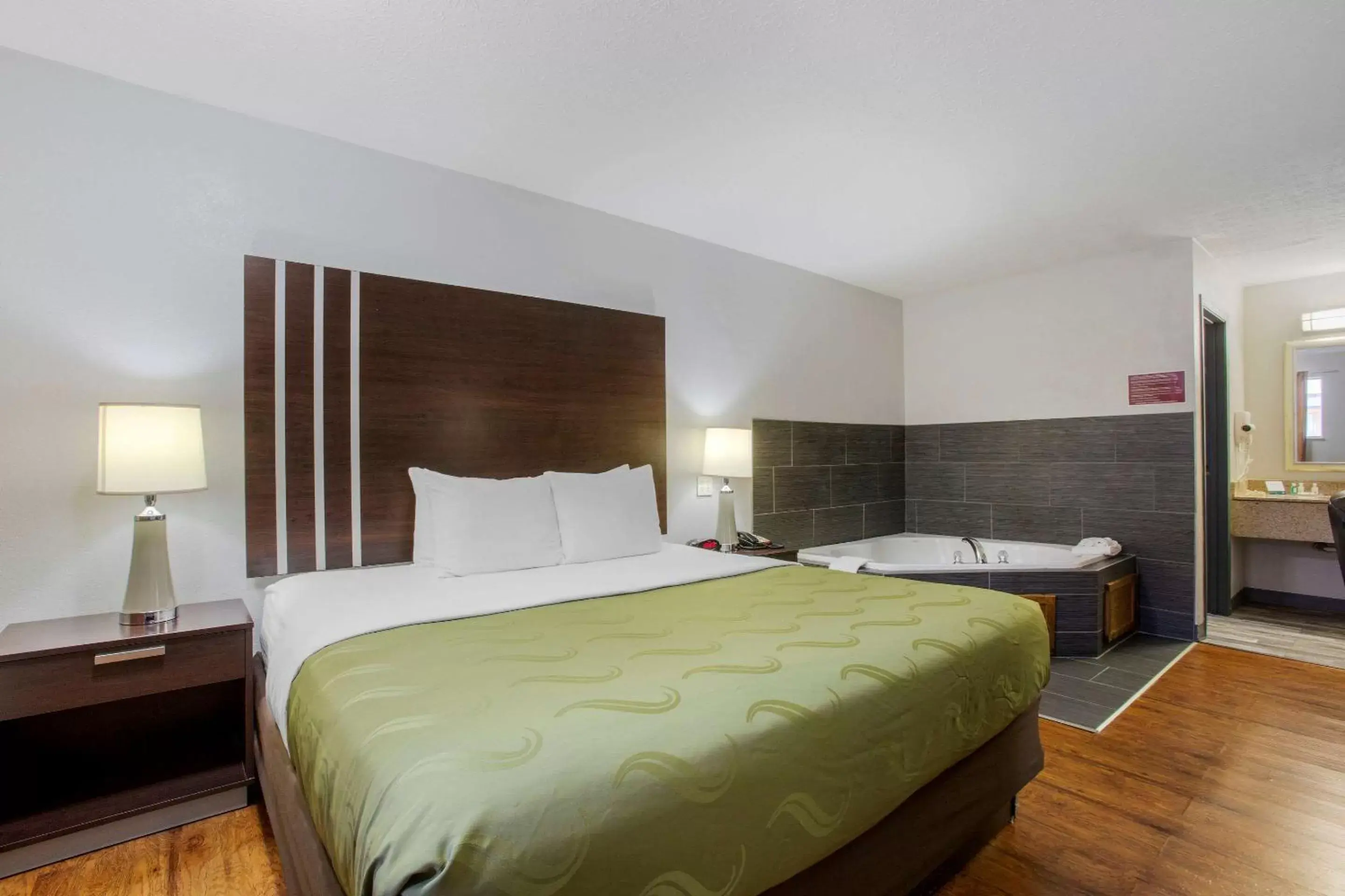 Bedroom, Bed in Quality Inn Columbus-East