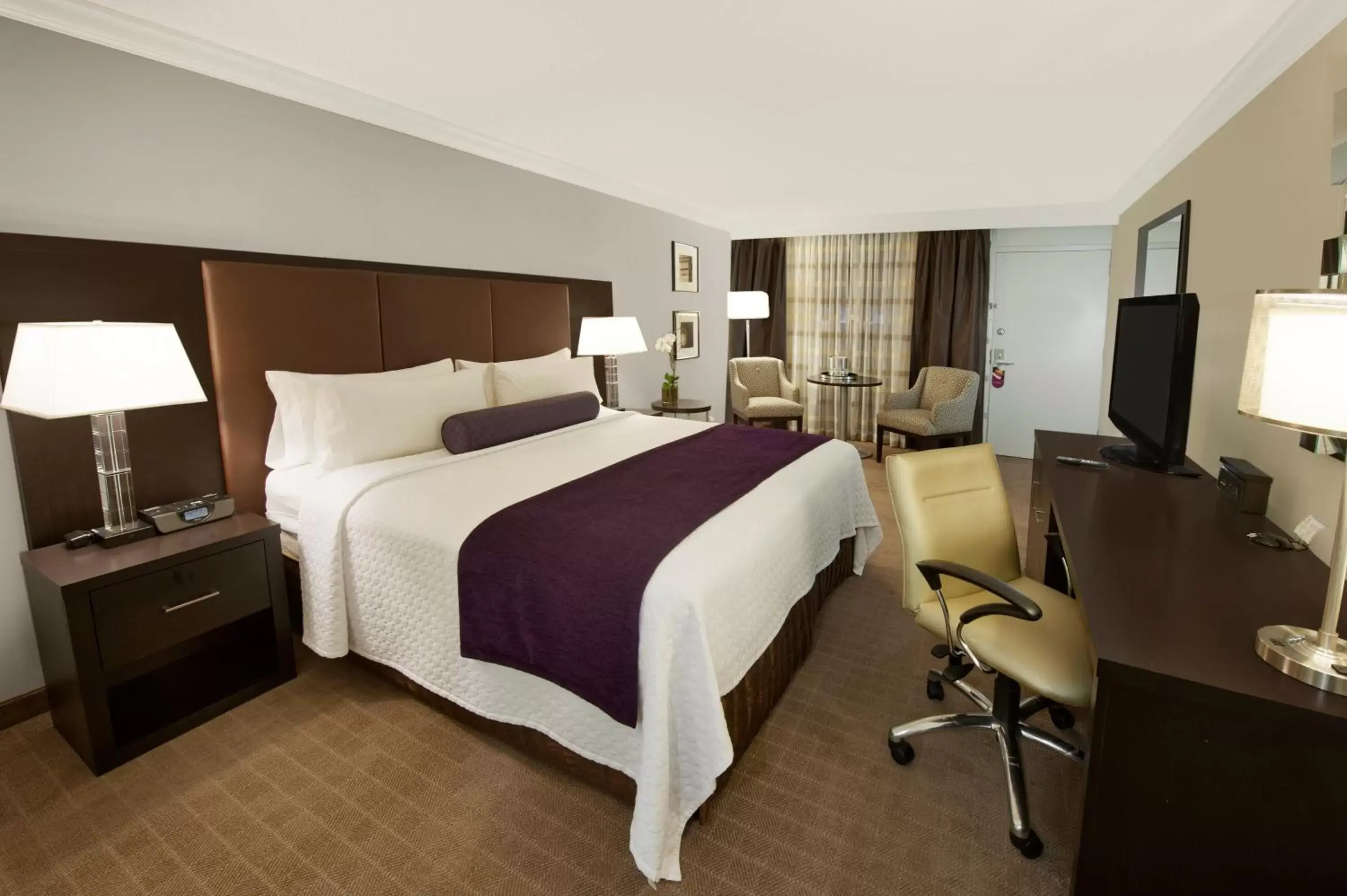 Photo of the whole room, Bed in Crowne Plaza Suffern-Mahwah, an IHG Hotel