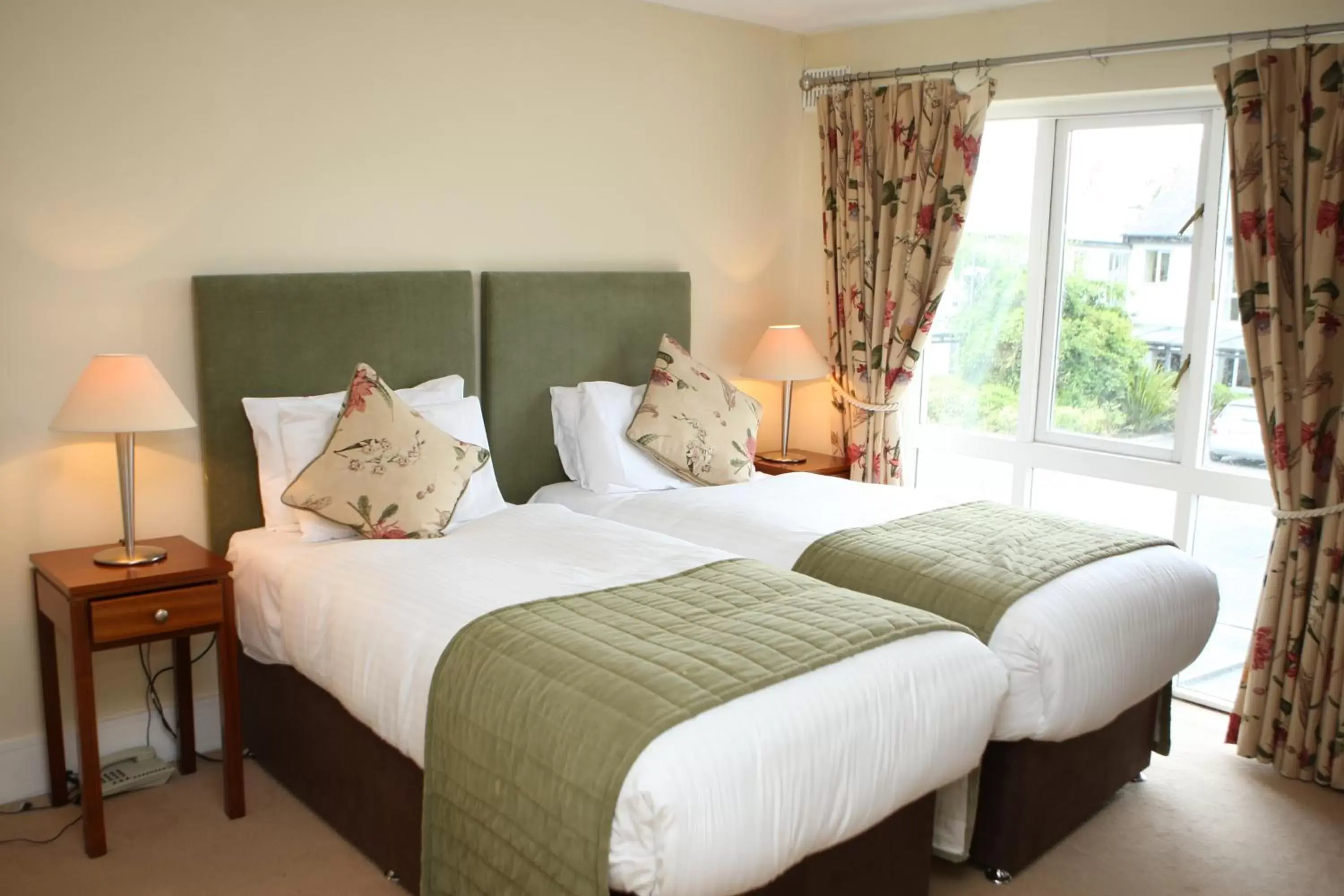 Bed in Castle Oaks House Hotel