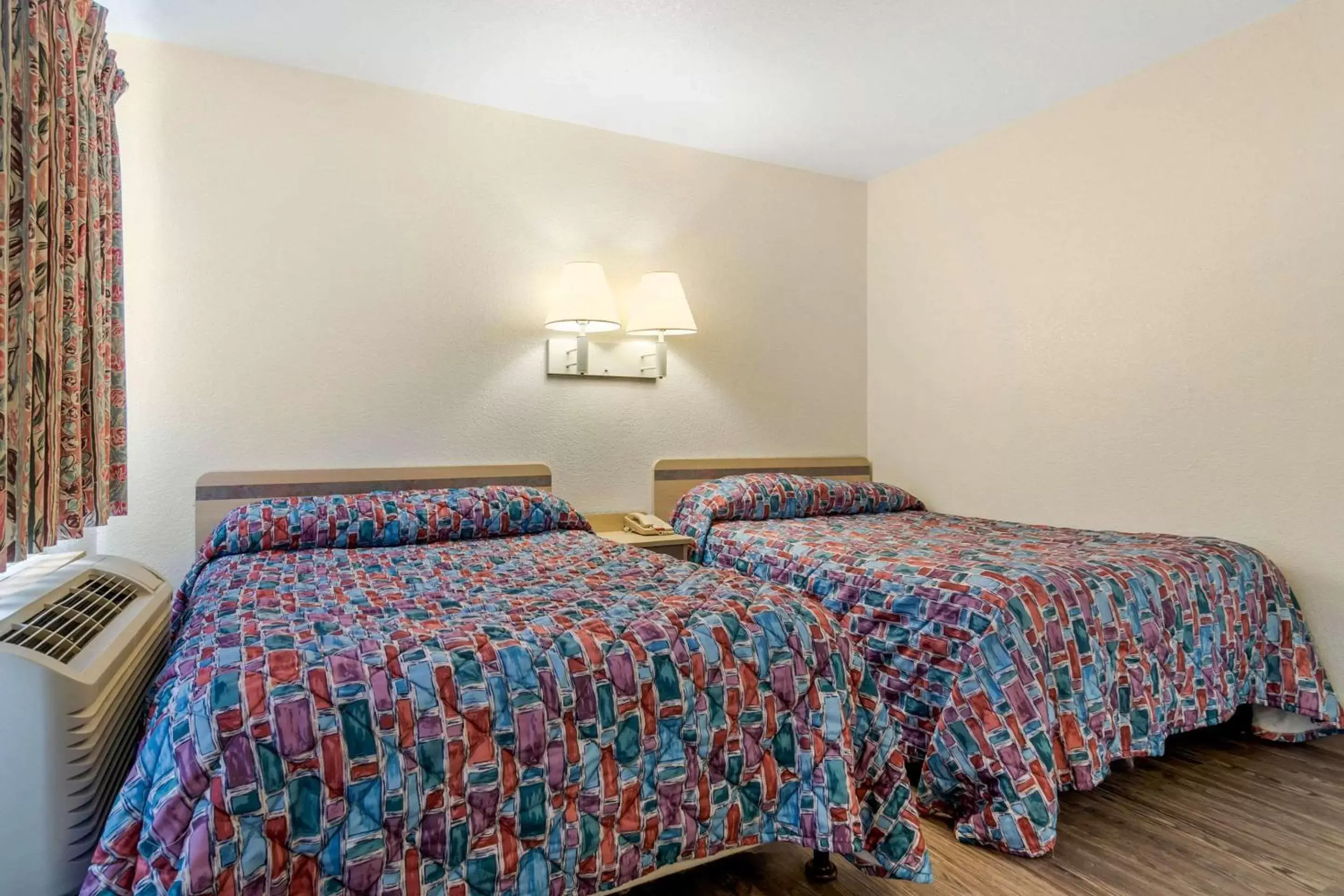 Photo of the whole room, Bed in Rodeway Inn