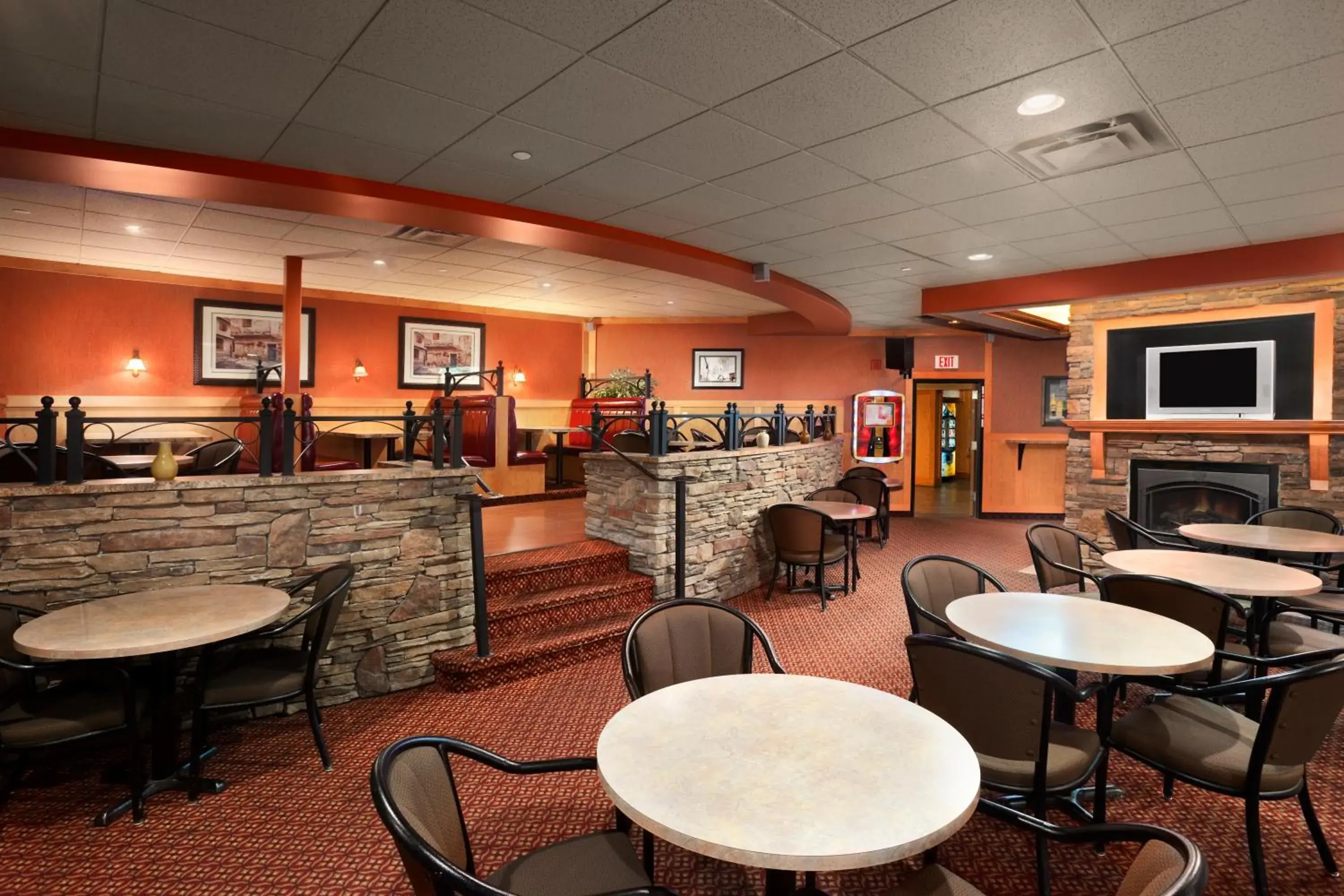Restaurant/places to eat, Lounge/Bar in Border Inn & Suites