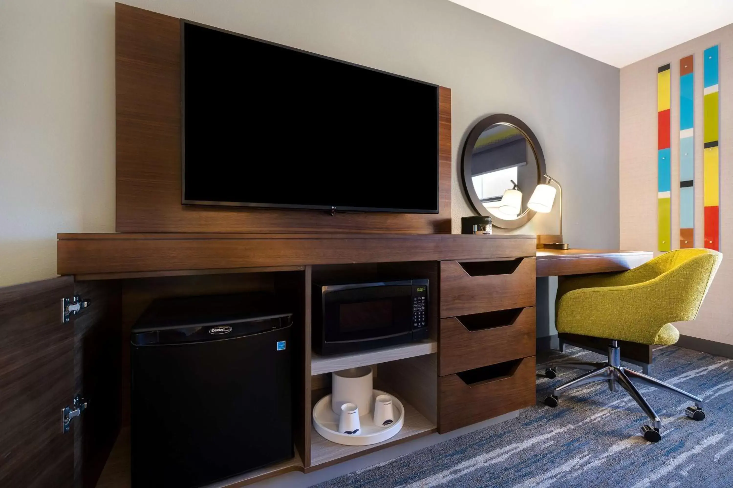 Bedroom, TV/Entertainment Center in Hampton Inn & Suites Marina