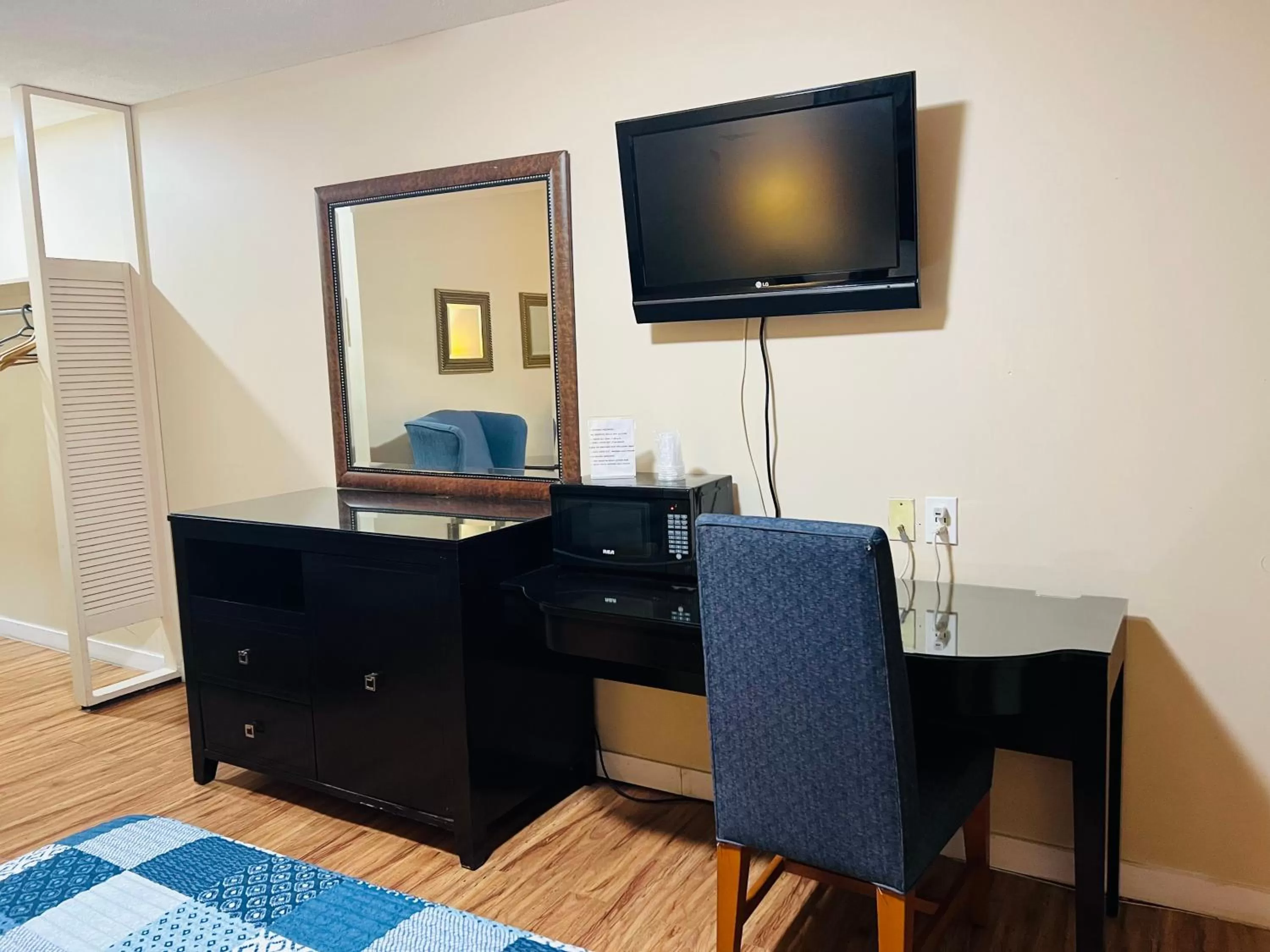 TV and multimedia in Sunset Inn