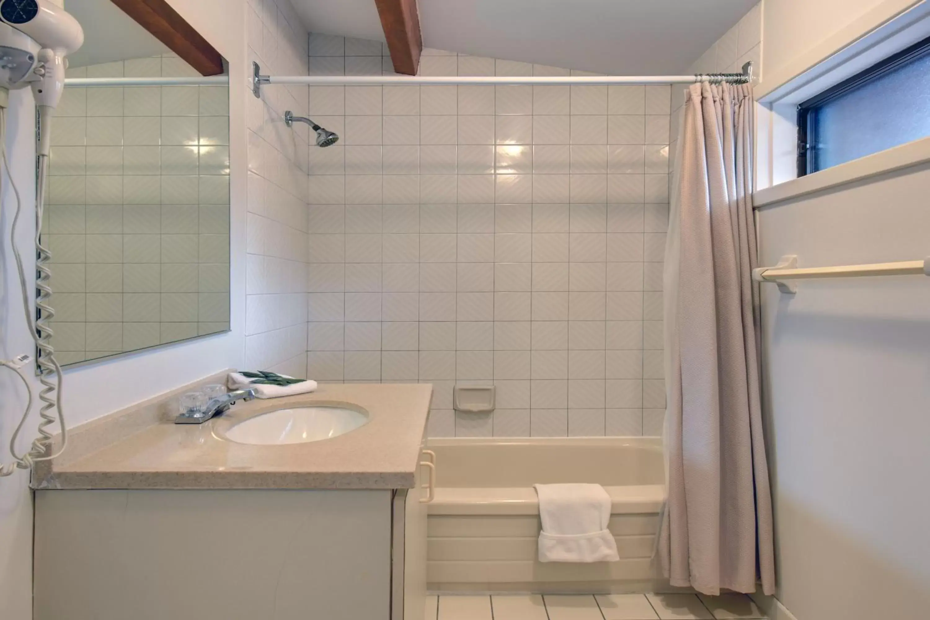 Shower, Bathroom in Hotel Le Petit Lac Sainte-Adèle