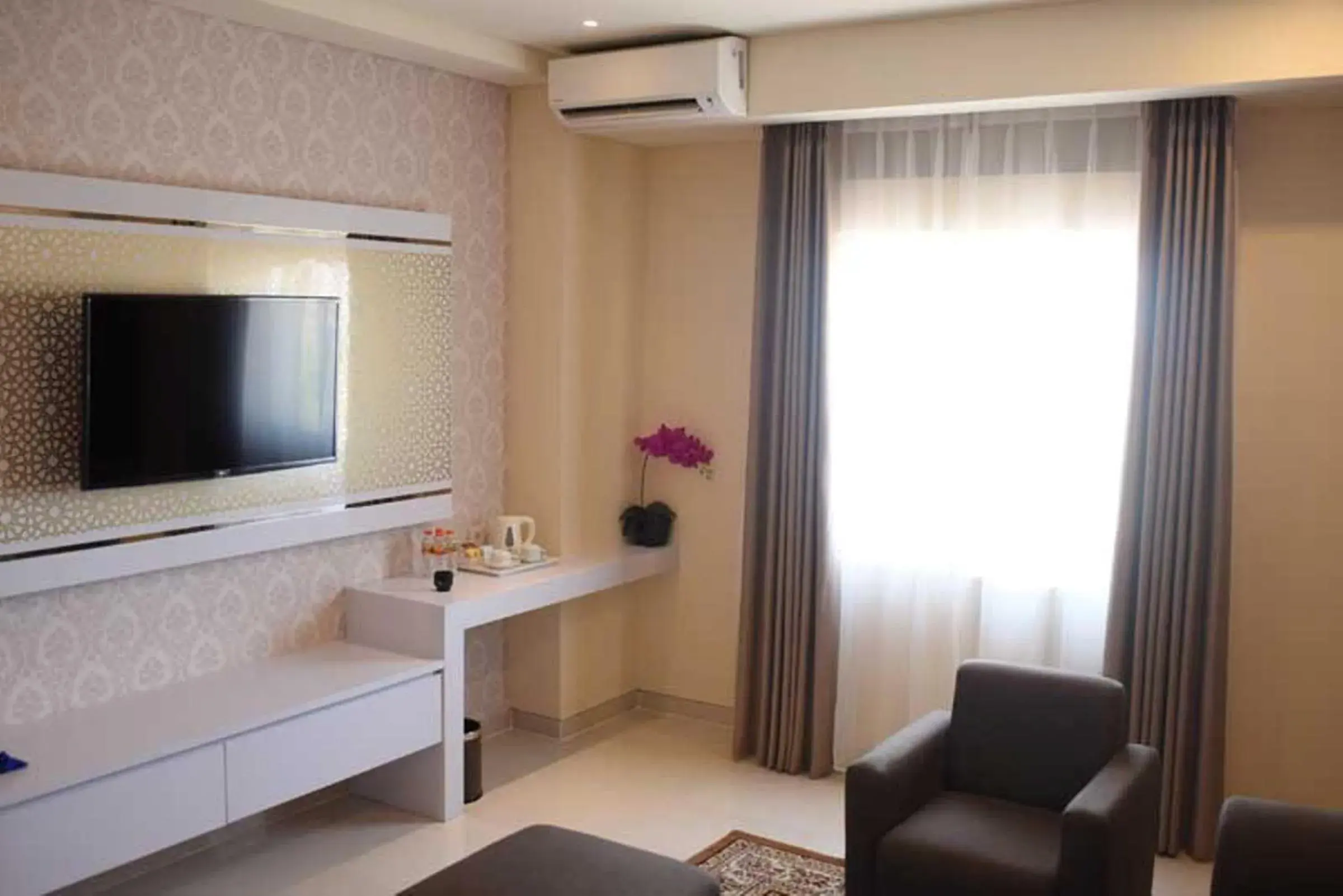 Living room, TV/Entertainment Center in Namira Syariah Hotel Surabaya