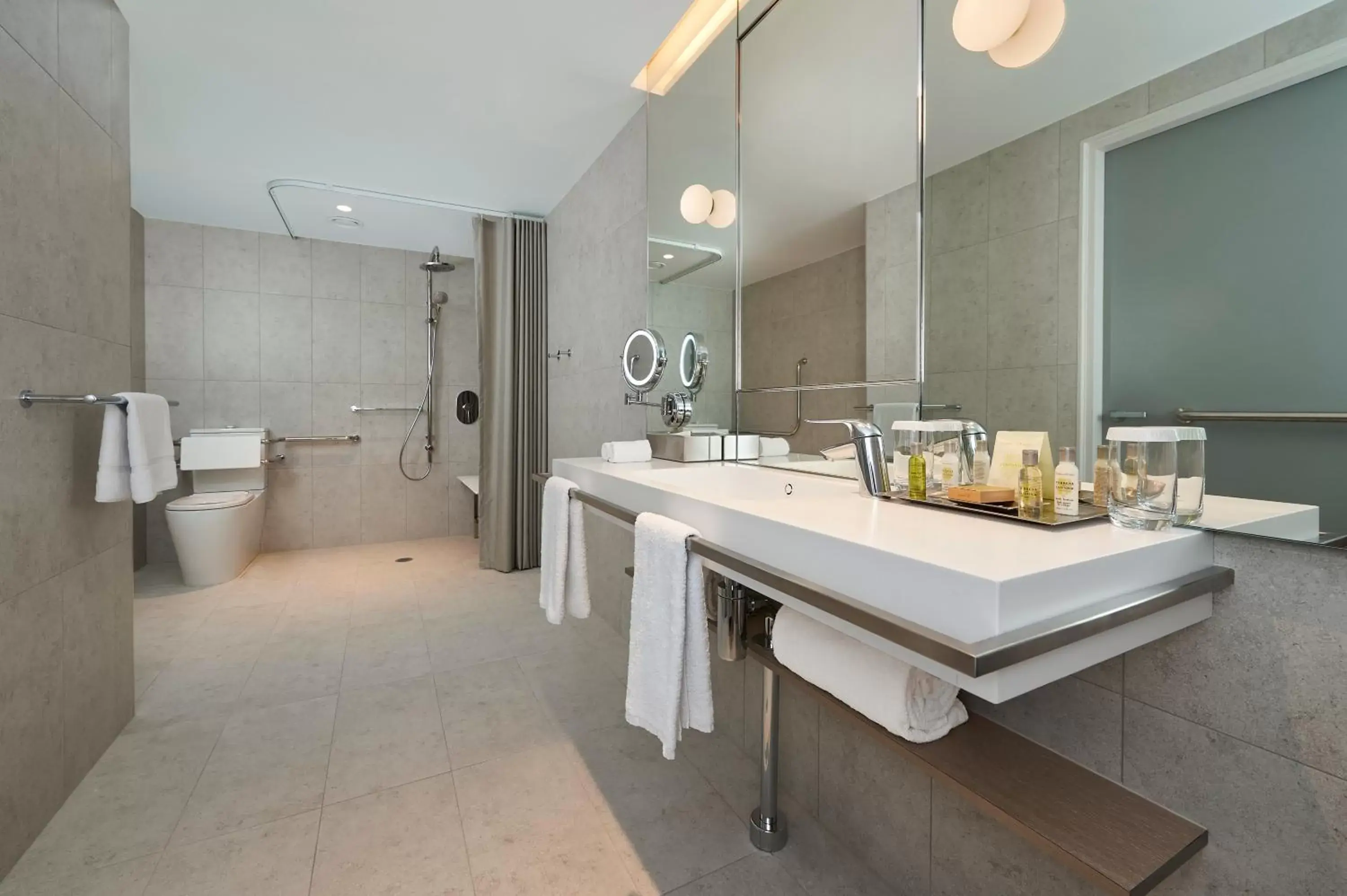 acessibility, Bathroom in Parmelia Hilton Perth