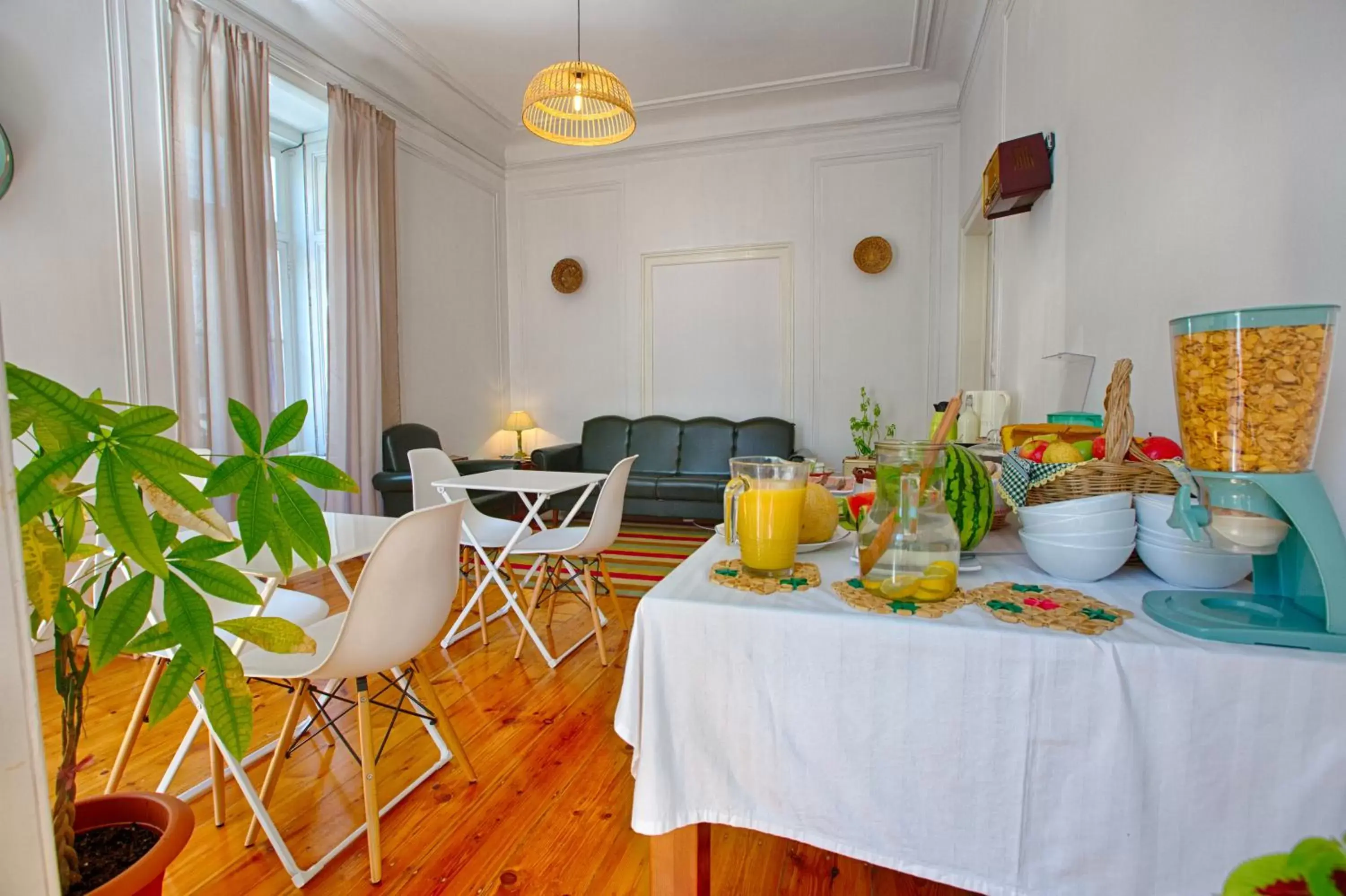 Communal lounge/ TV room, Food in Chalet D´Ávila Guest House