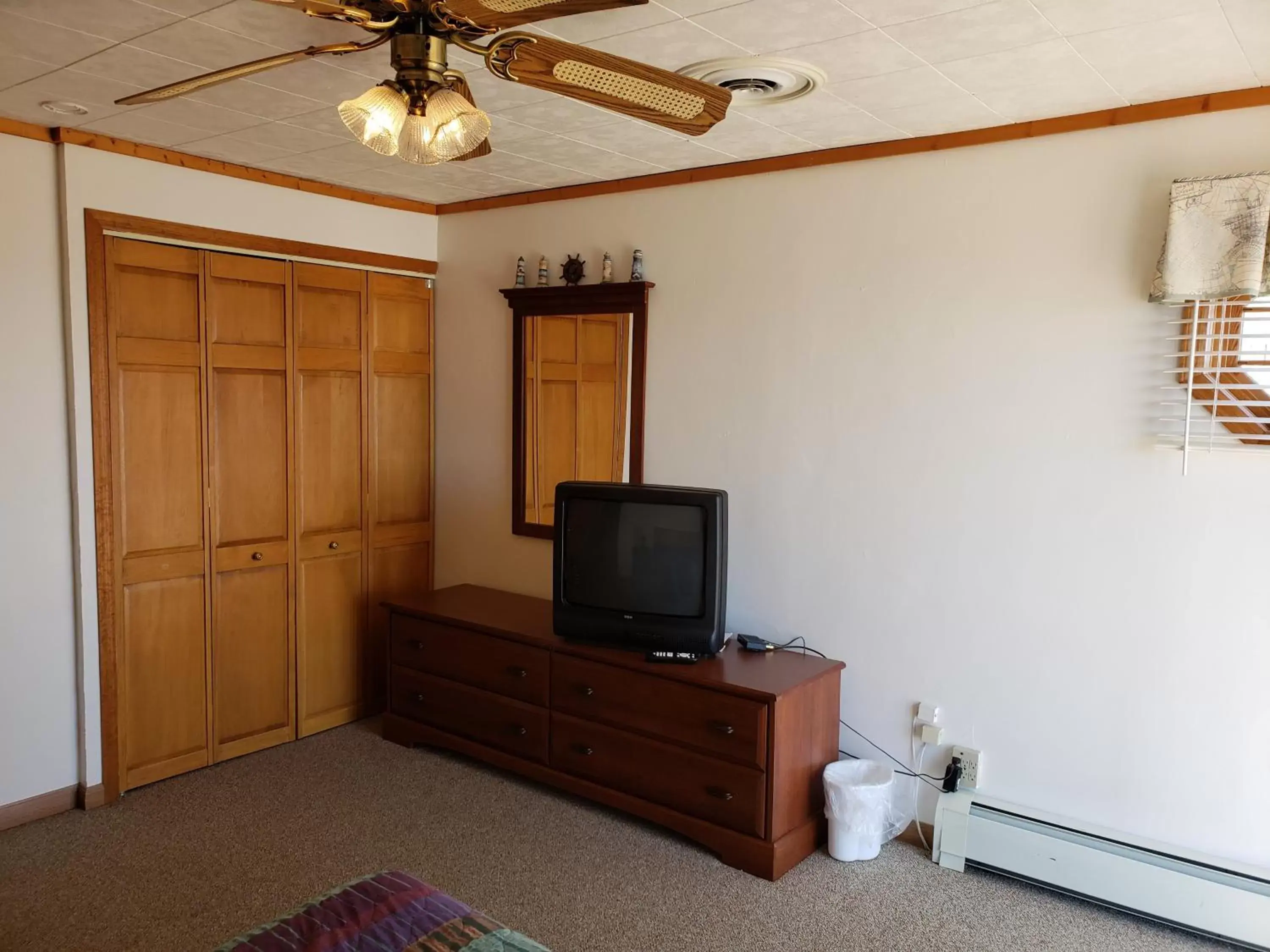 TV/Entertainment Center in Algoma Beach Motel