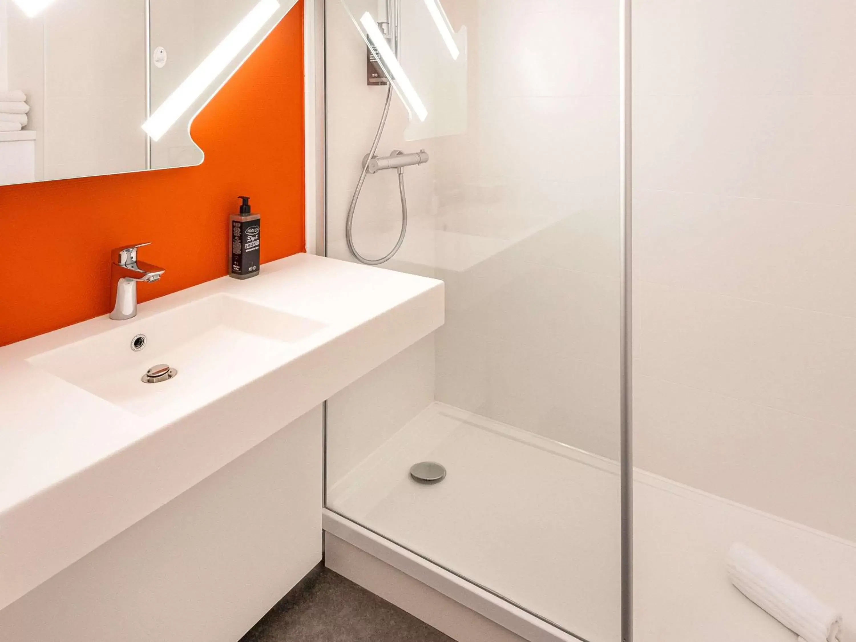 Bathroom in ibis budget Nancy Porte Sud