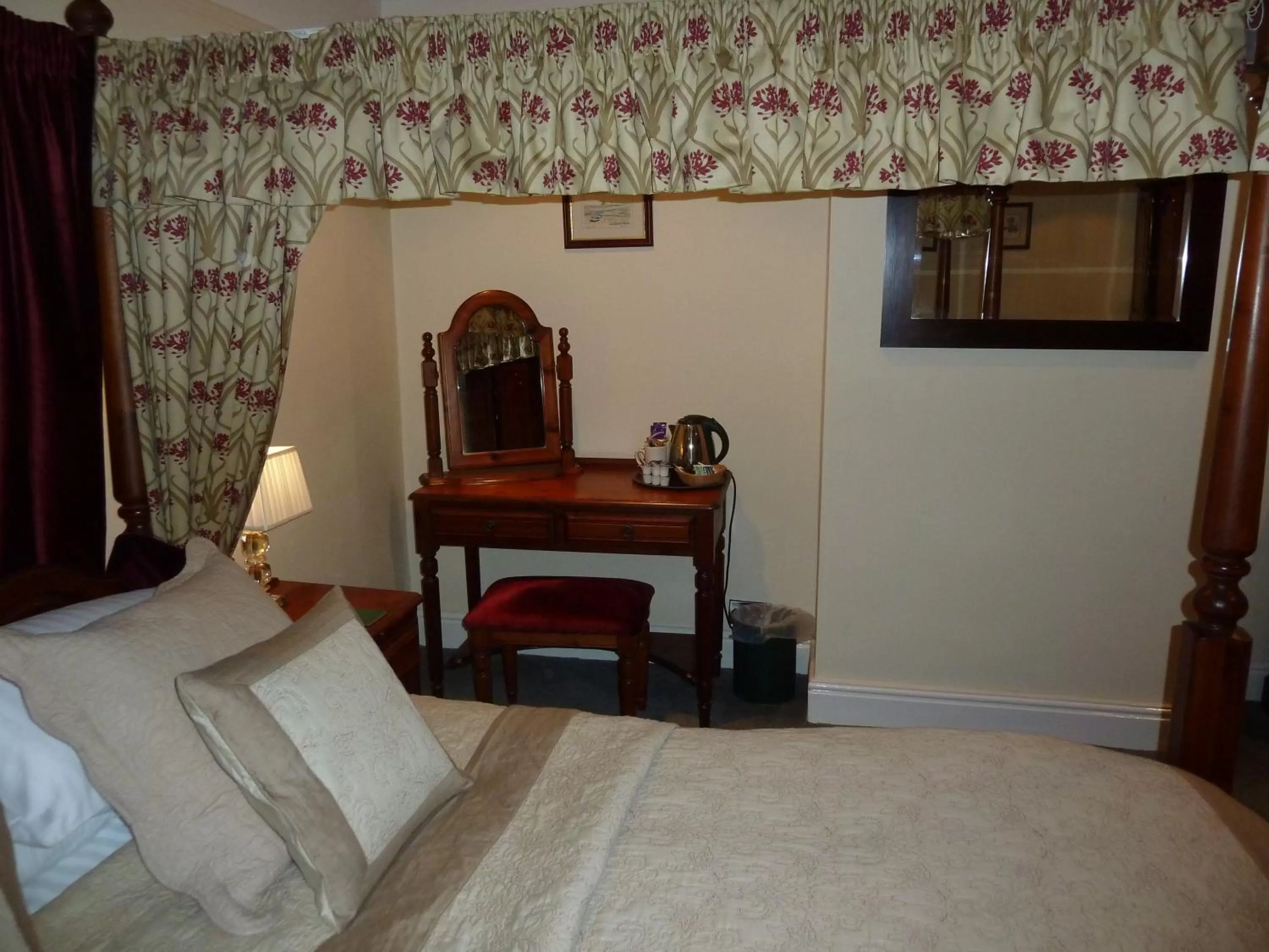 Bedroom, Bed in Blacksmiths Arms Inn