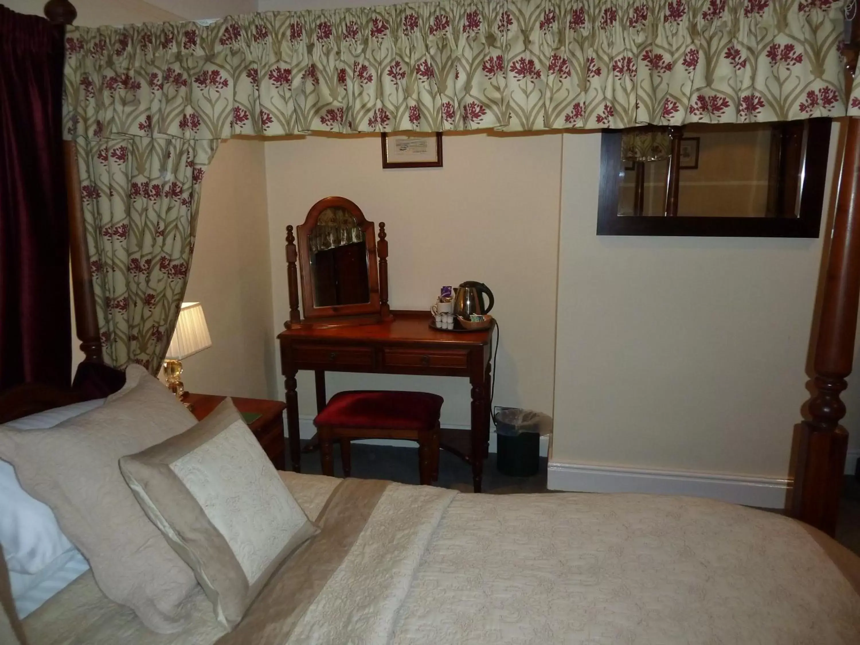 Bedroom, Seating Area in Blacksmiths Arms Inn