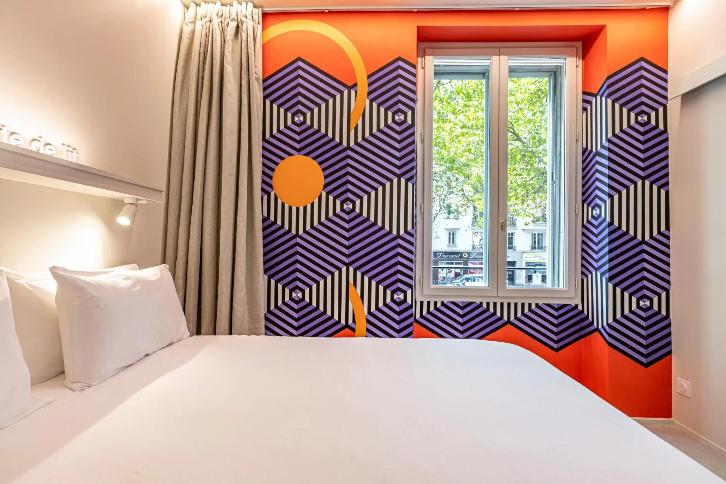 Bed in Graphik Montparnasse