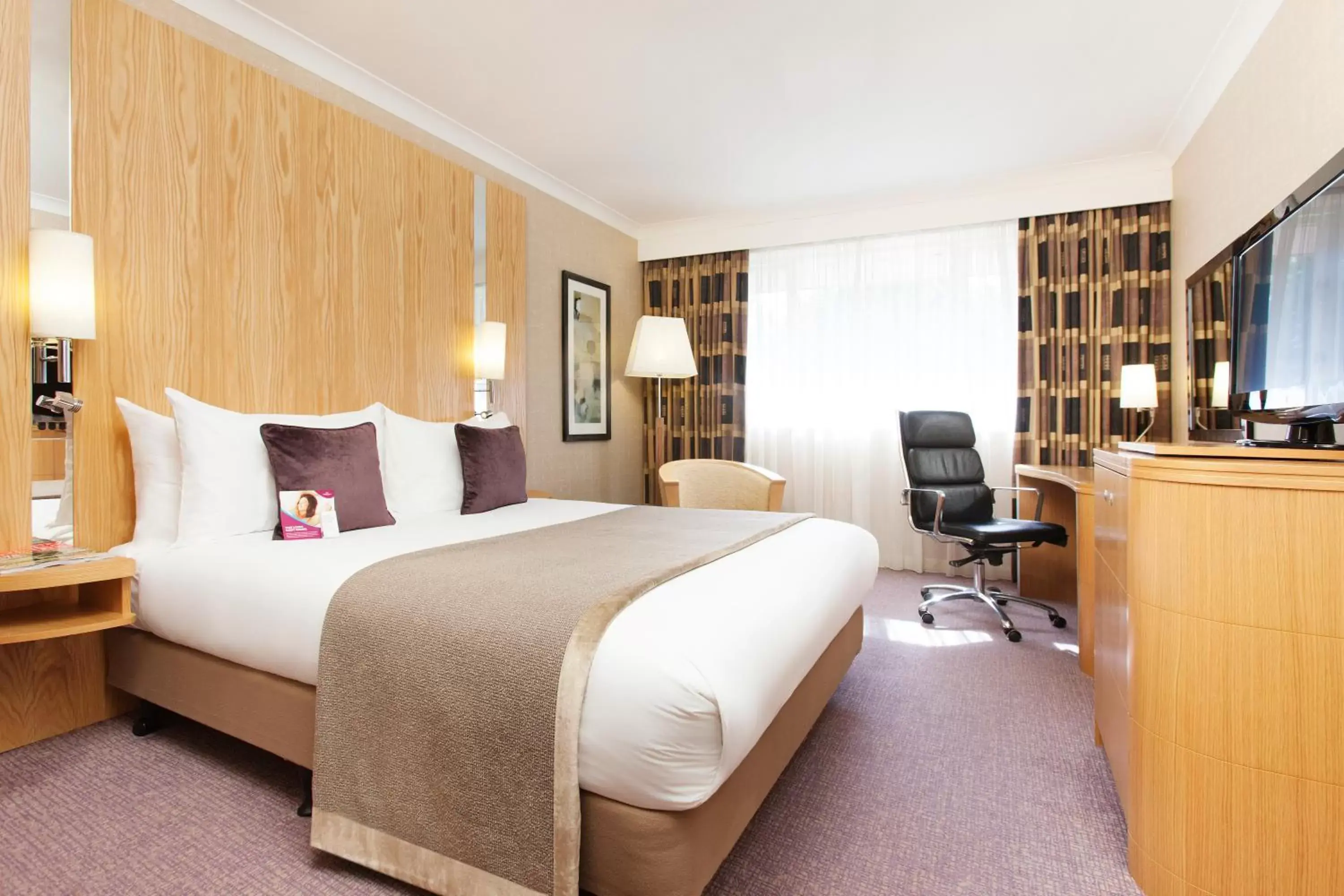 Bedroom in Crowne Plaza Reading