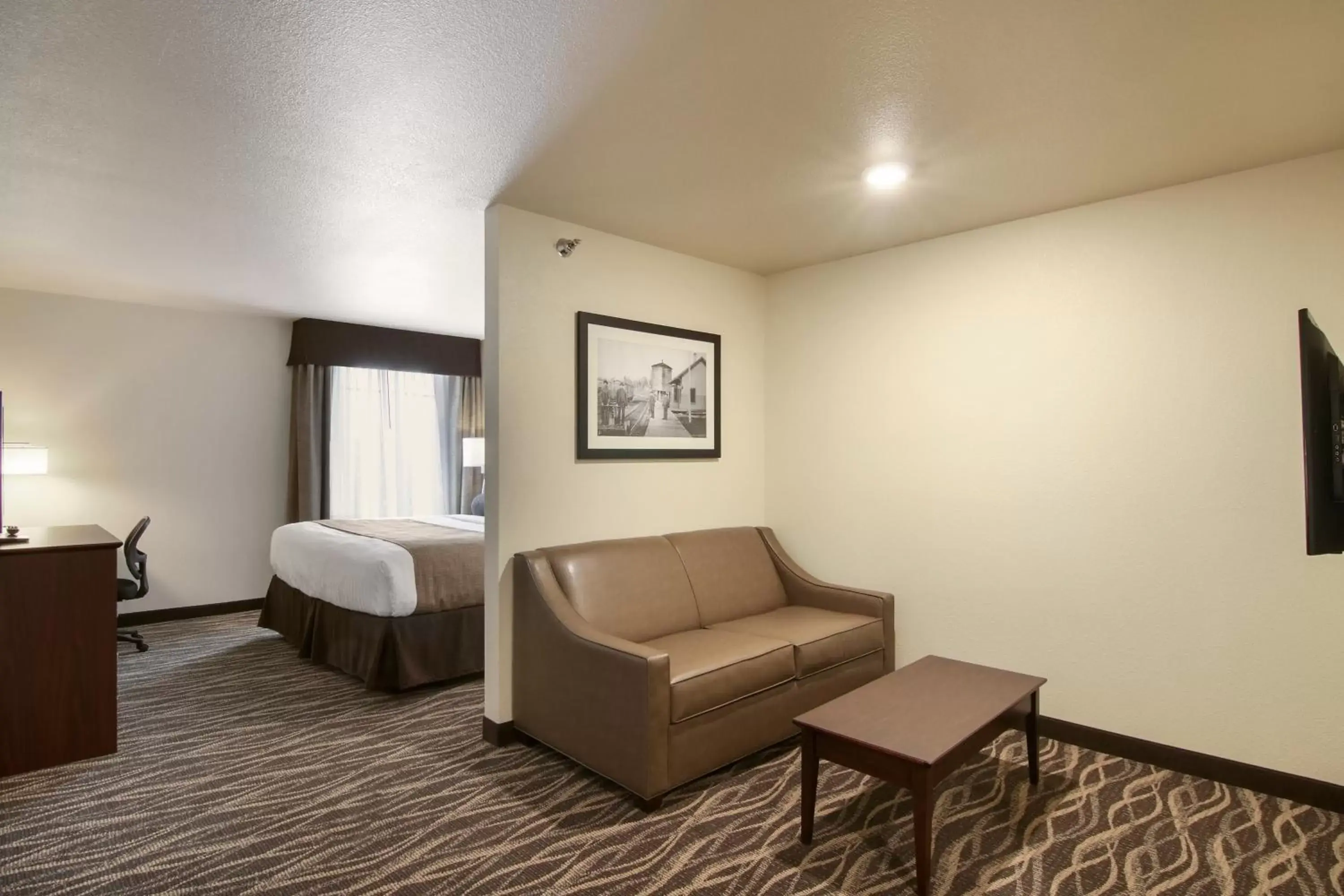 Photo of the whole room, Seating Area in Cobblestone Inn & Suites - Menomonie/UW-Stout