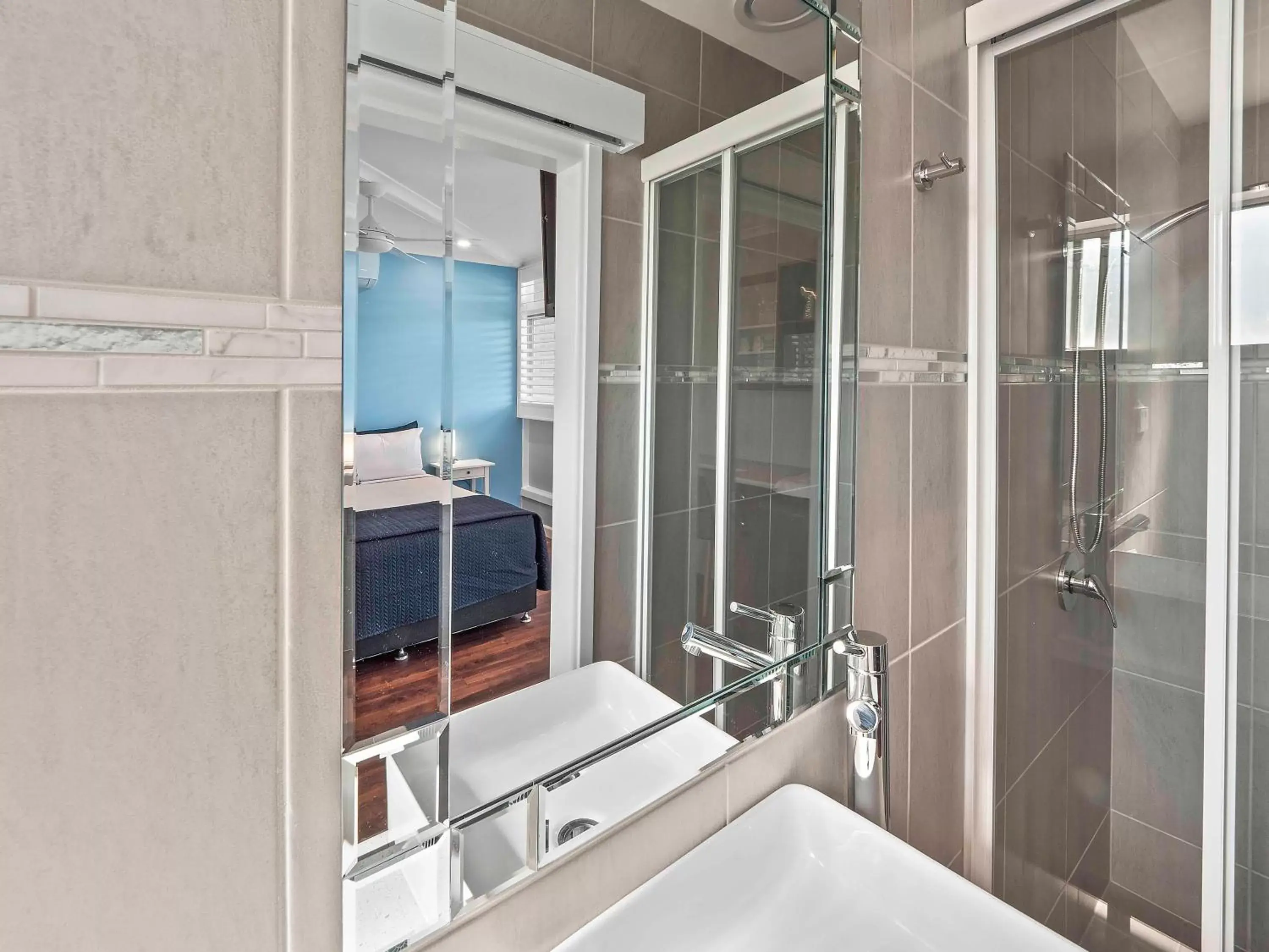 Shower, Bathroom in Almare Tourist Motel
