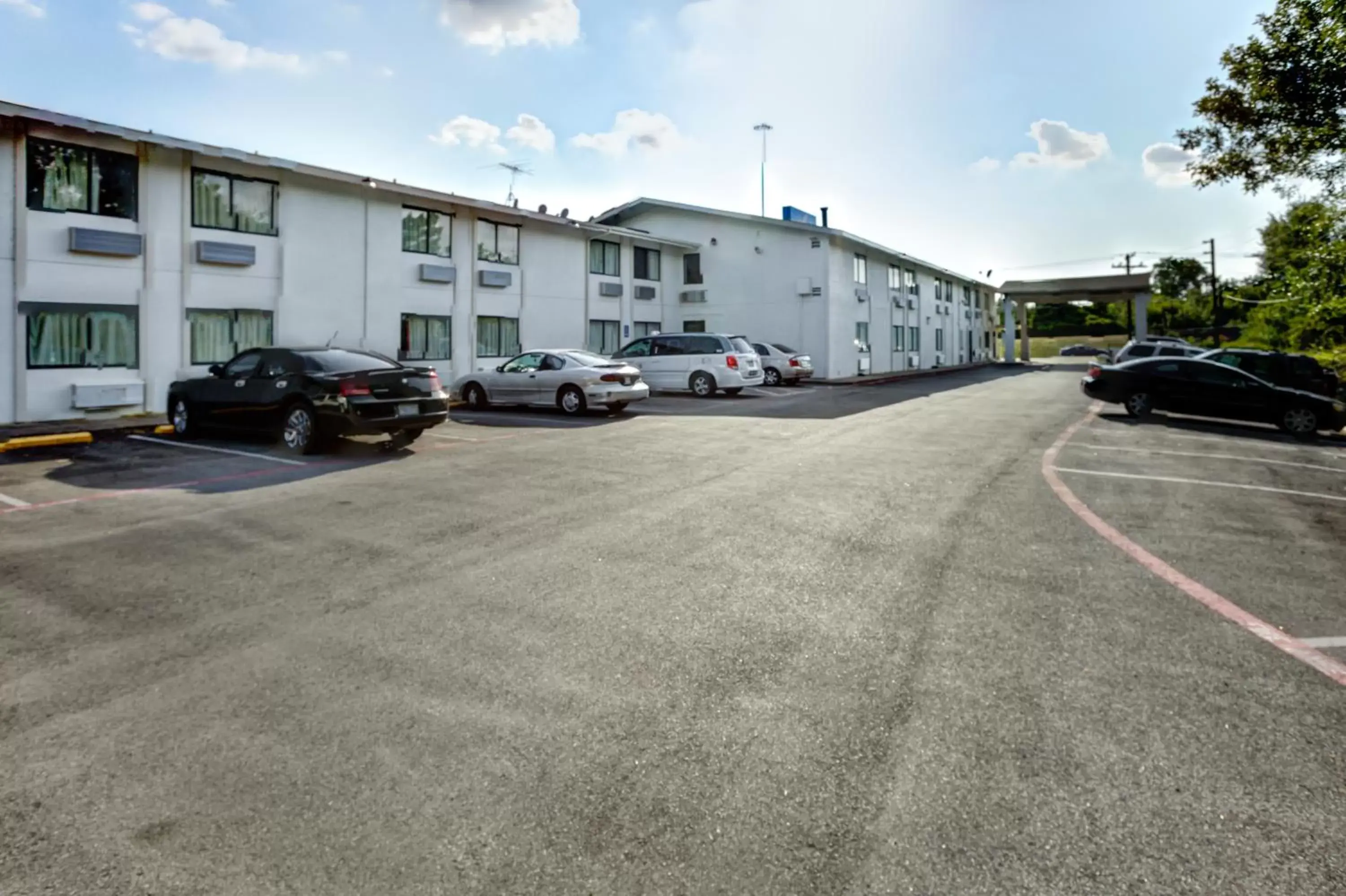 Facade/entrance, Property Building in Motel 6-Dallas, TX - South