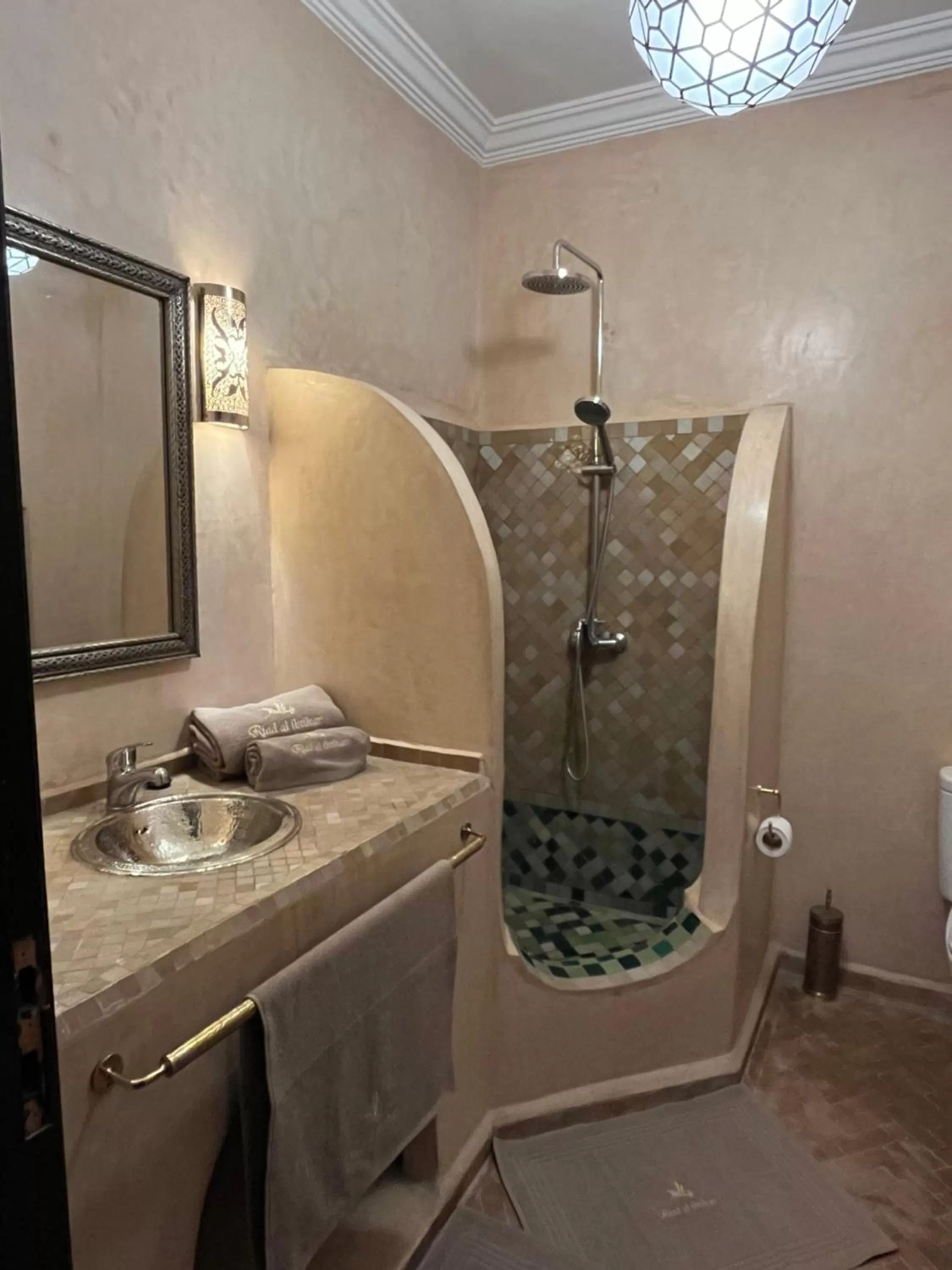 Shower, Bathroom in Riad Al Ibtikar