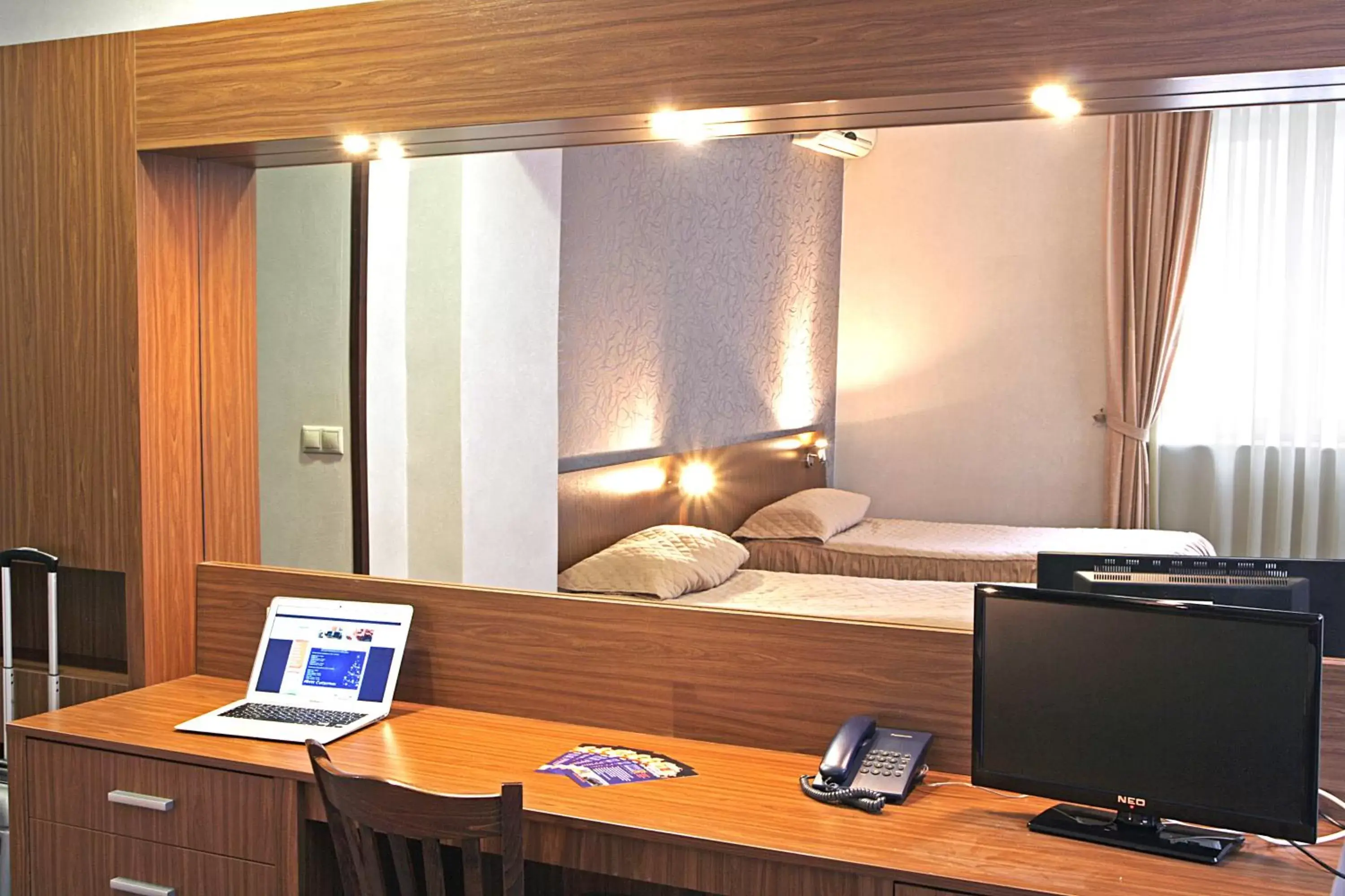 Bed, TV/Entertainment Center in DITER Family Hotel