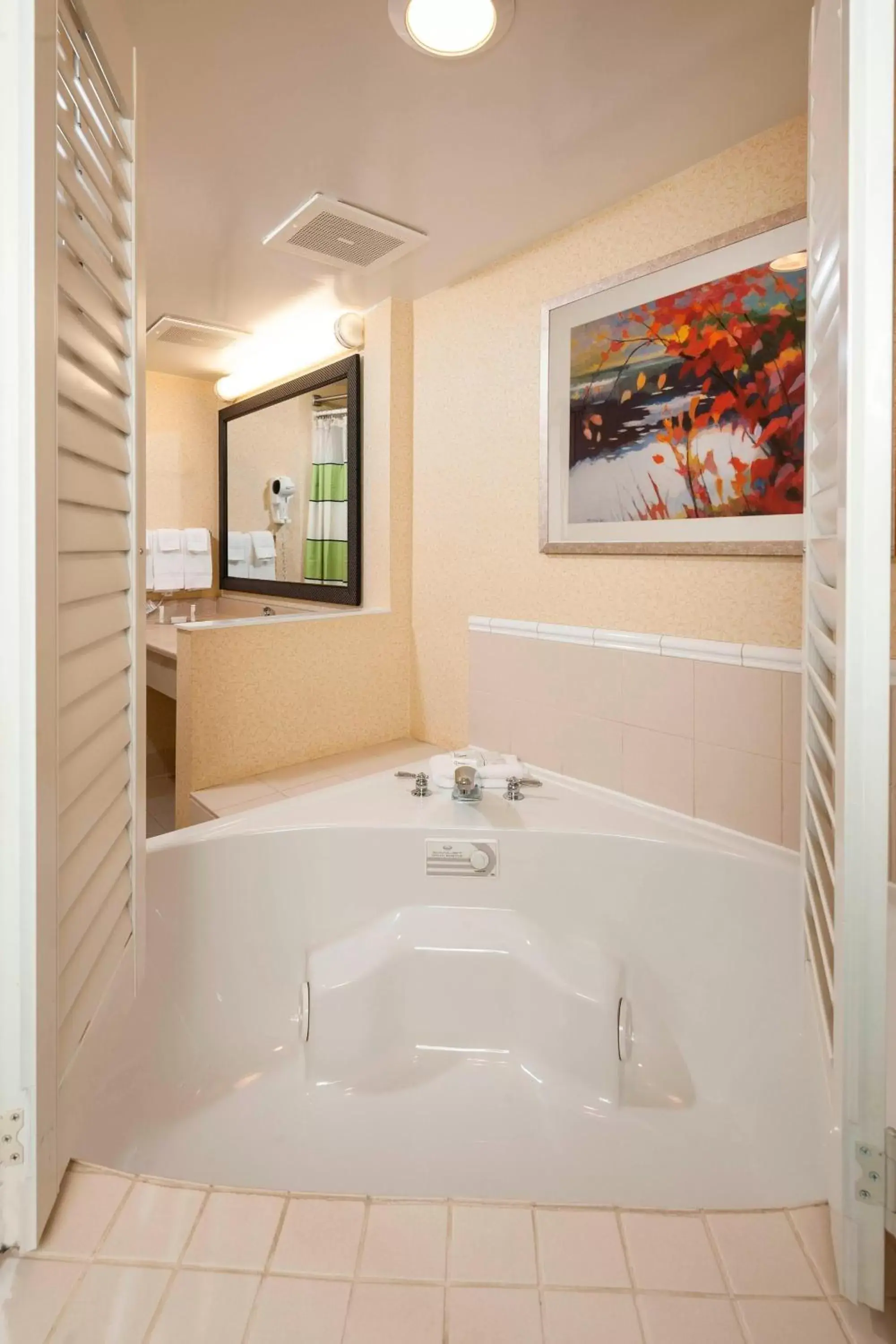 Swimming pool, Bathroom in Fairfield Inn & Suites by Marriott Brunswick Freeport