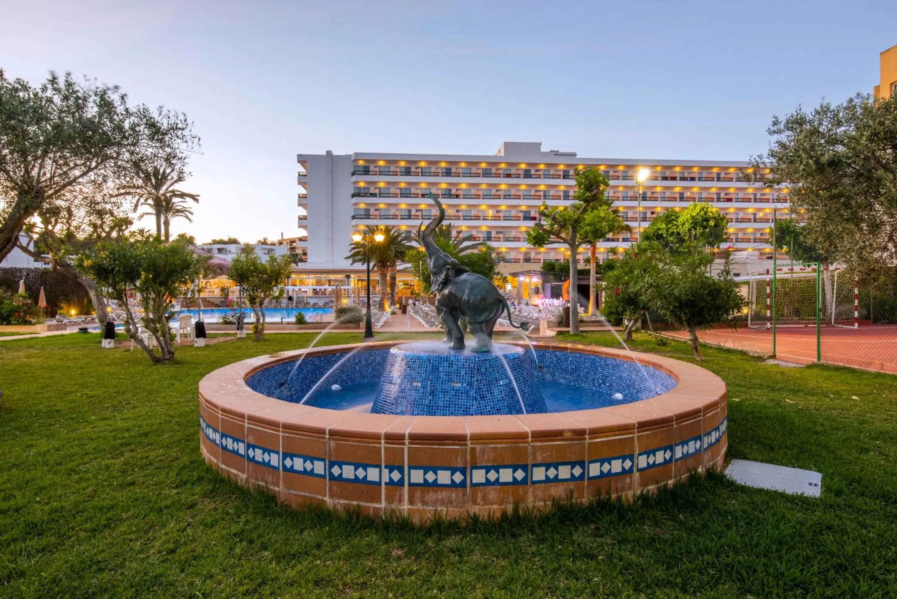 Patio, Swimming Pool in Hotel Caribe