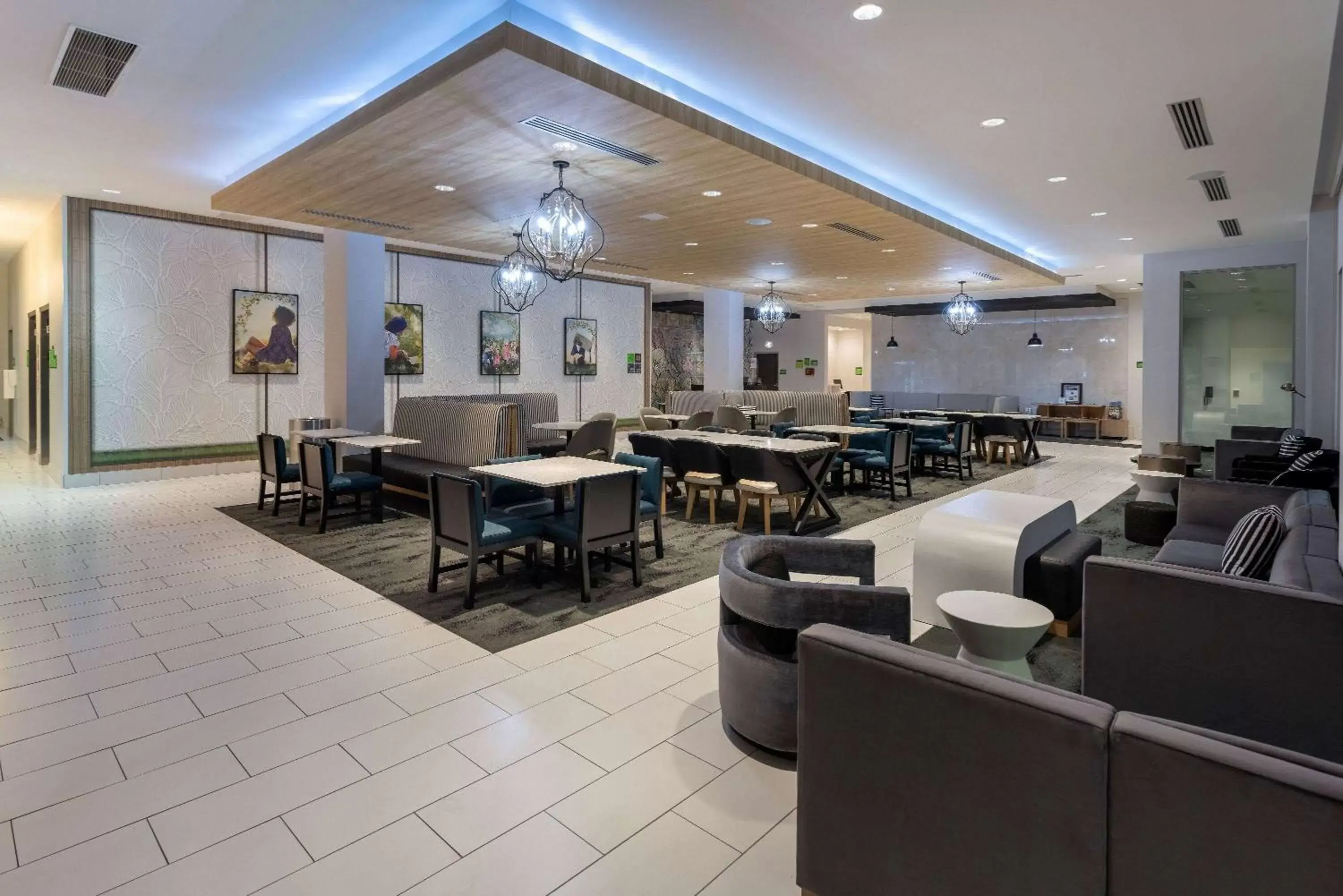 Lobby or reception, Restaurant/Places to Eat in La Quinta Inn & Suites by Wyndham Maricopa Copper Sky