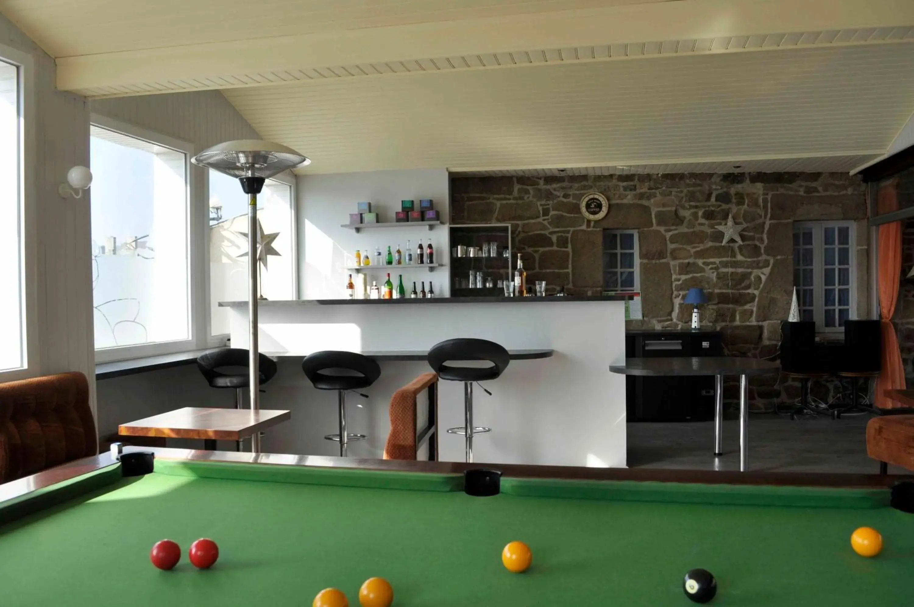 Lounge or bar, Billiards in Citotel Les Sternes