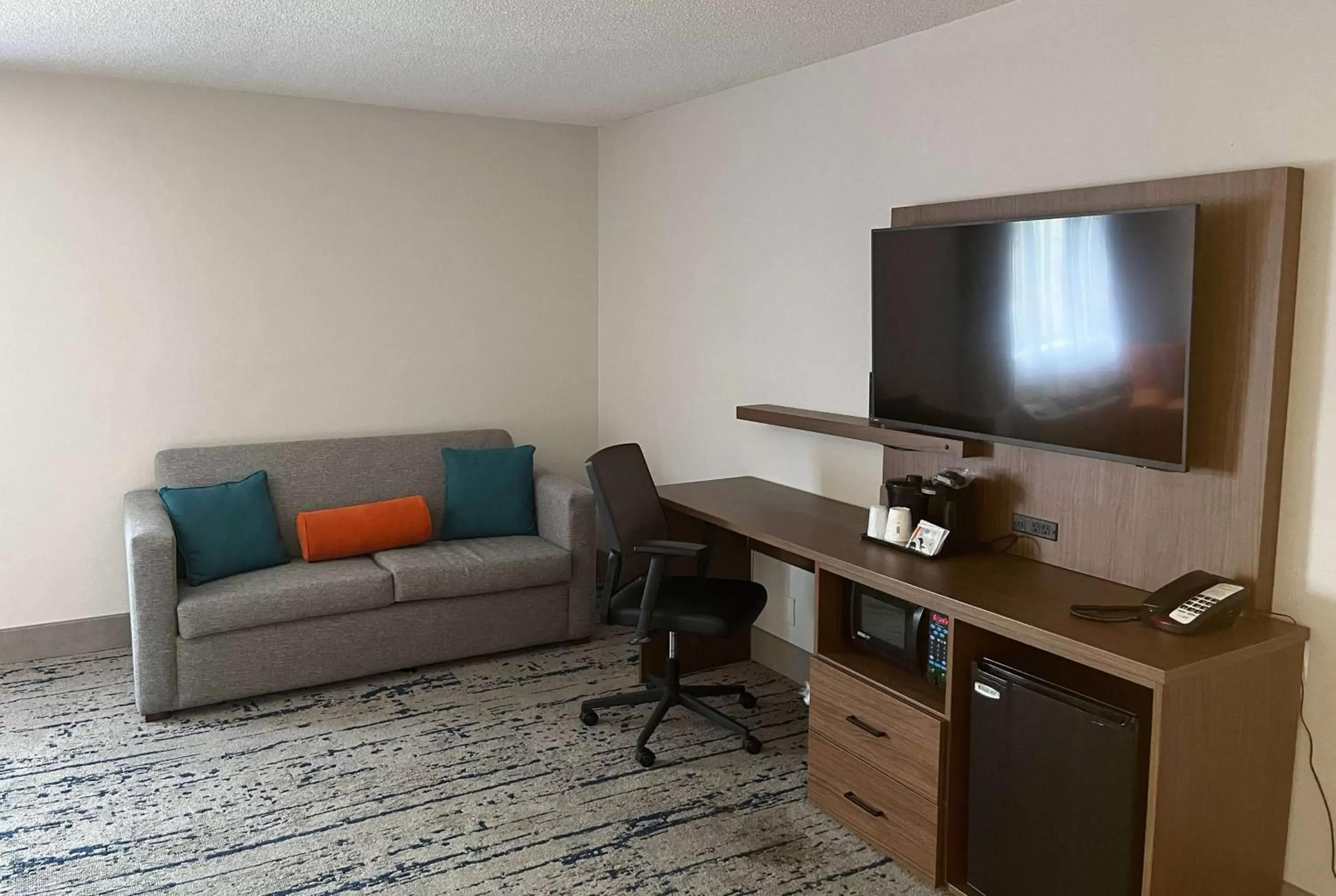 Photo of the whole room, TV/Entertainment Center in La Quinta by Wyndham Nashville Airport