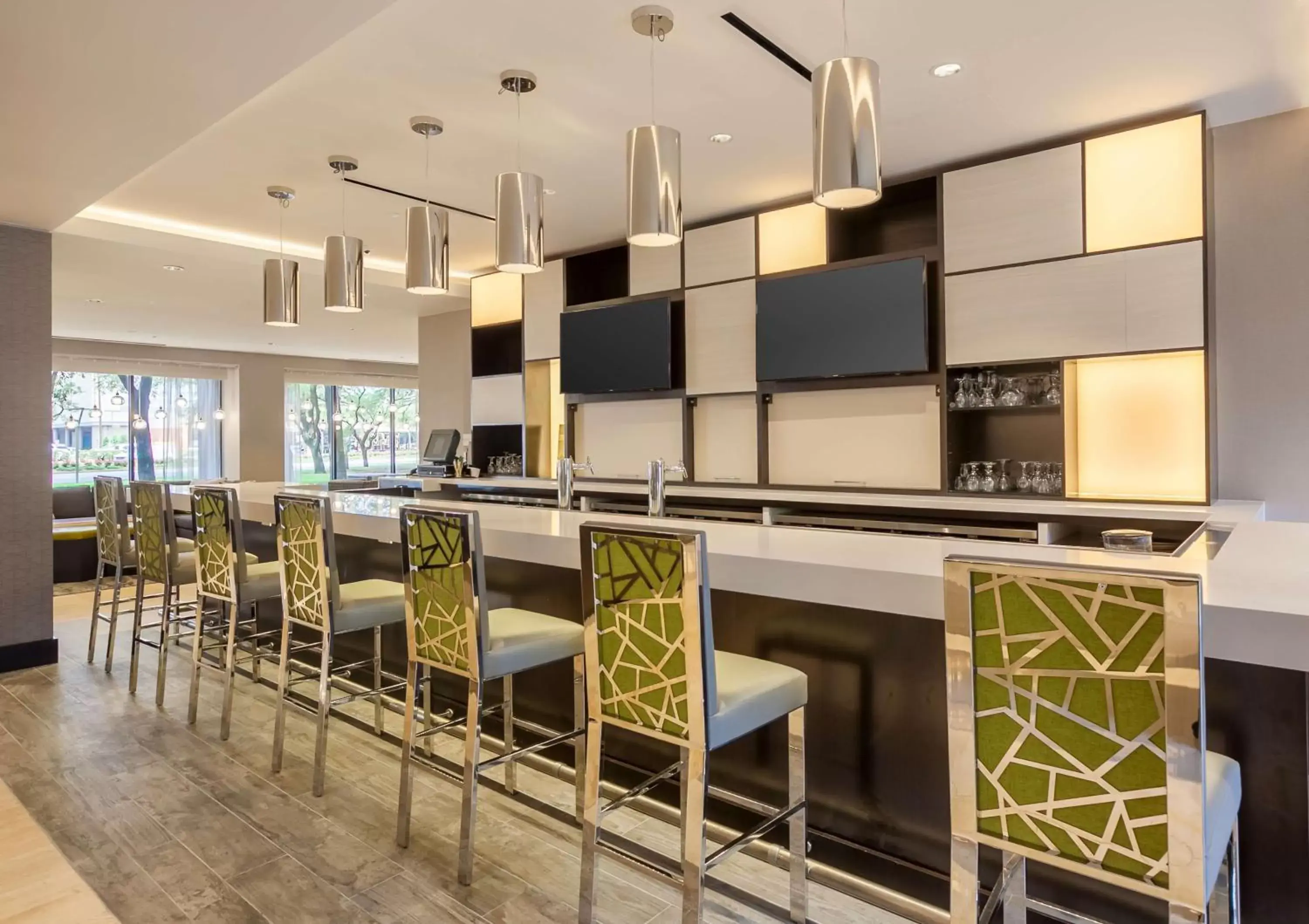 Lounge or bar, Lounge/Bar in DoubleTree by Hilton Hotel & Suites Houston by the Galleria