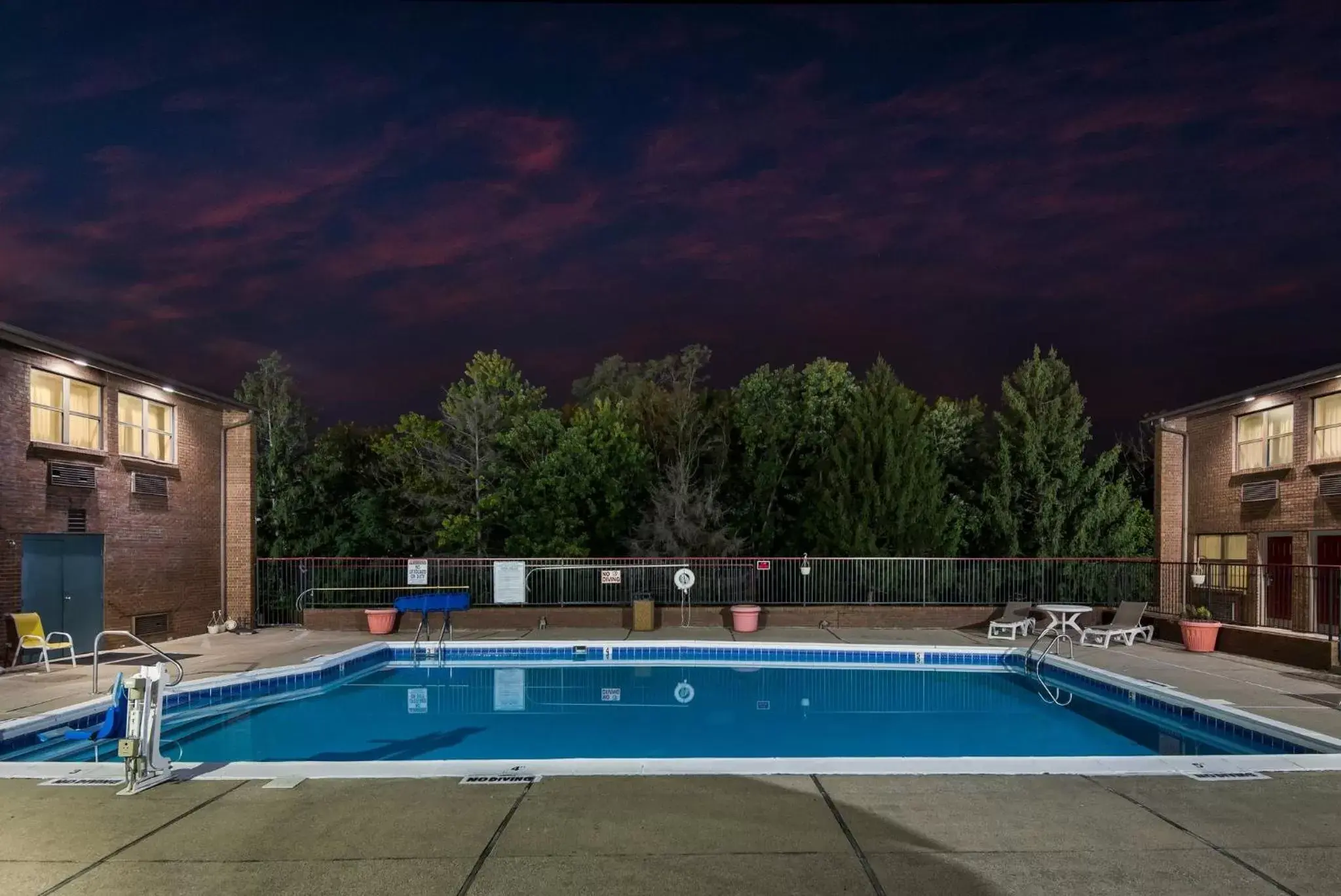 Swimming Pool in Red Roof Inn & Suites Lexington - Hamburg