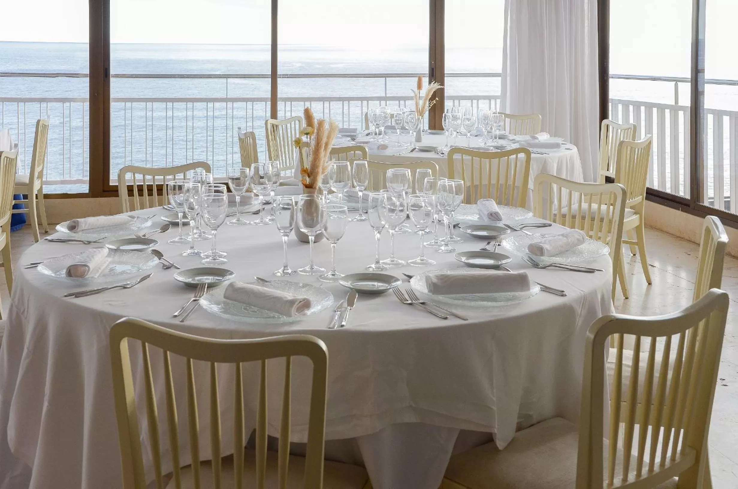 Restaurant/places to eat in Hotel Roger de Flor by Seleqtta