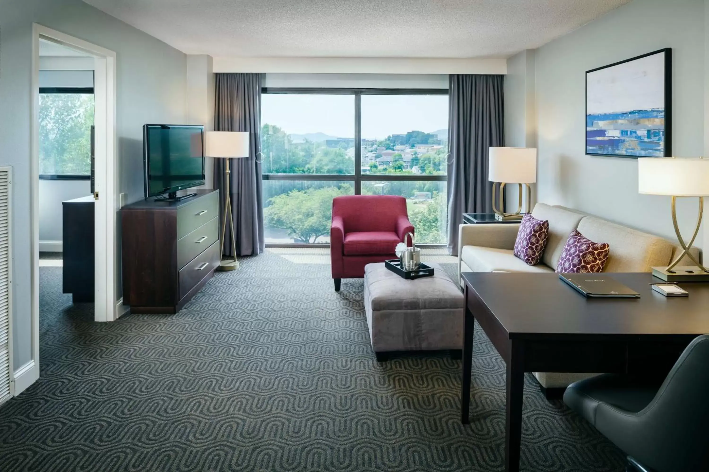 Living room, Seating Area in Hilton Suites Brentwood