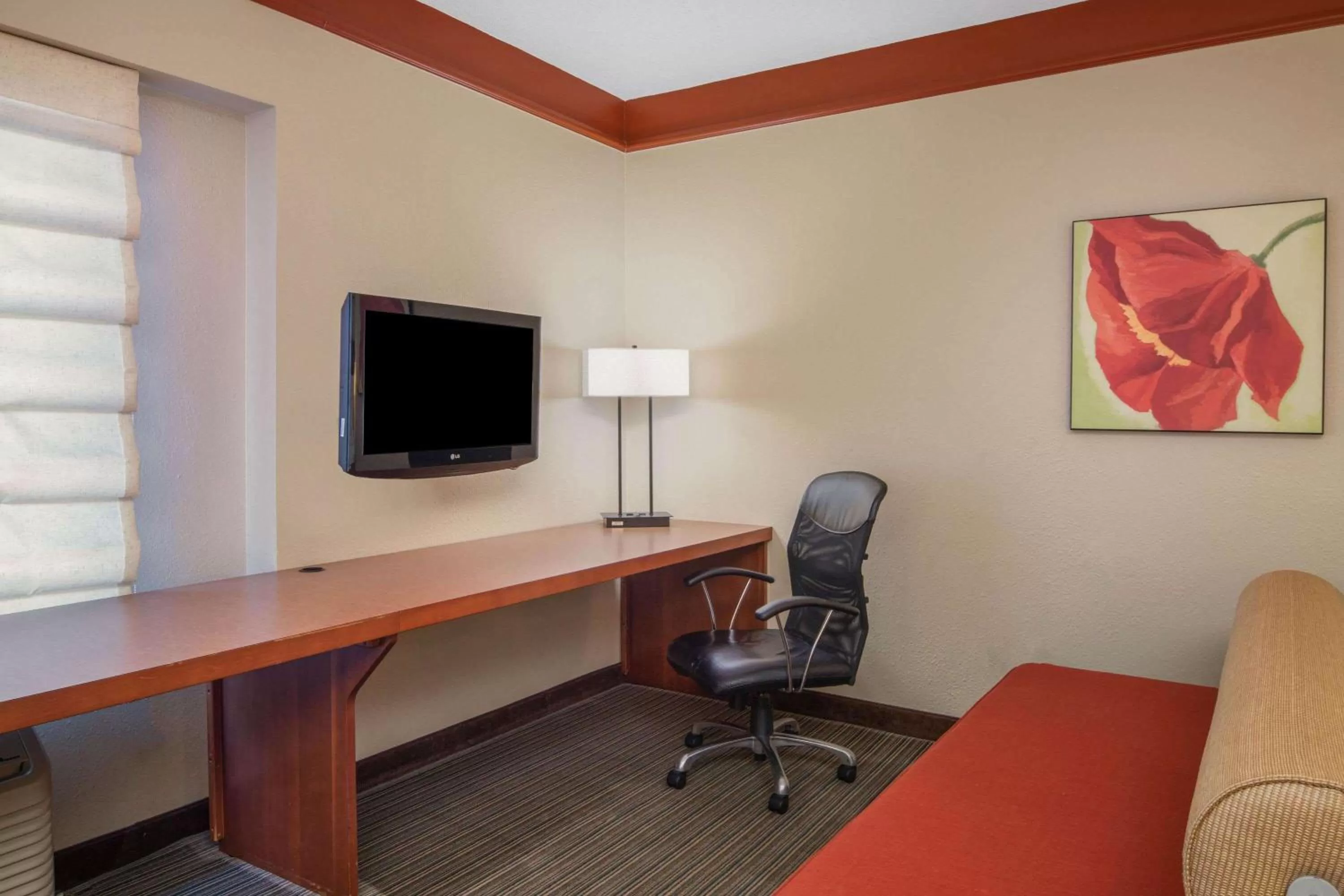 Photo of the whole room in La Quinta by Wyndham Atlanta Ballpark/Galleria