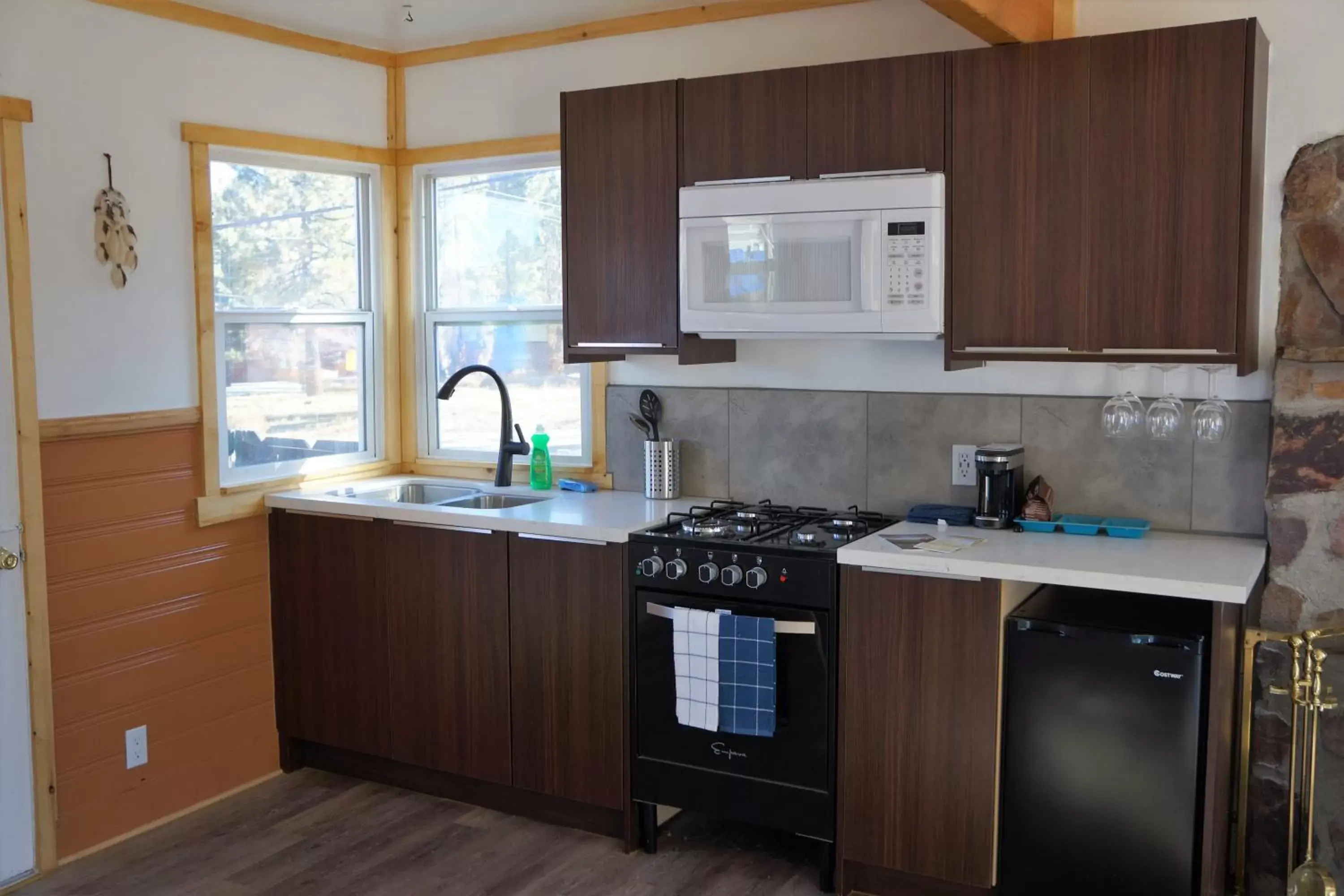 Kitchen/Kitchenette in Blue Horizon Lodge