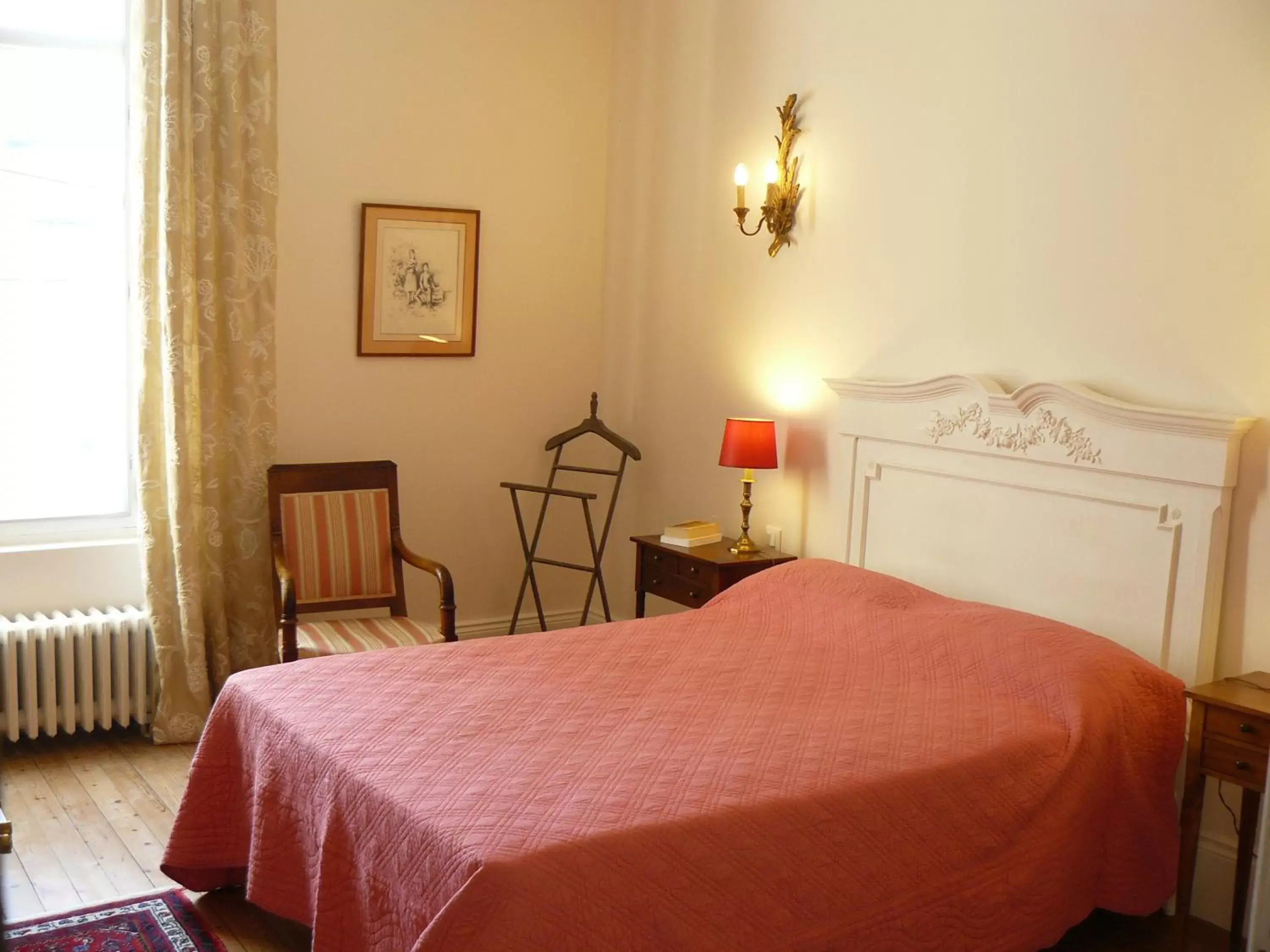 Photo of the whole room, Bed in La Maison de Saumur