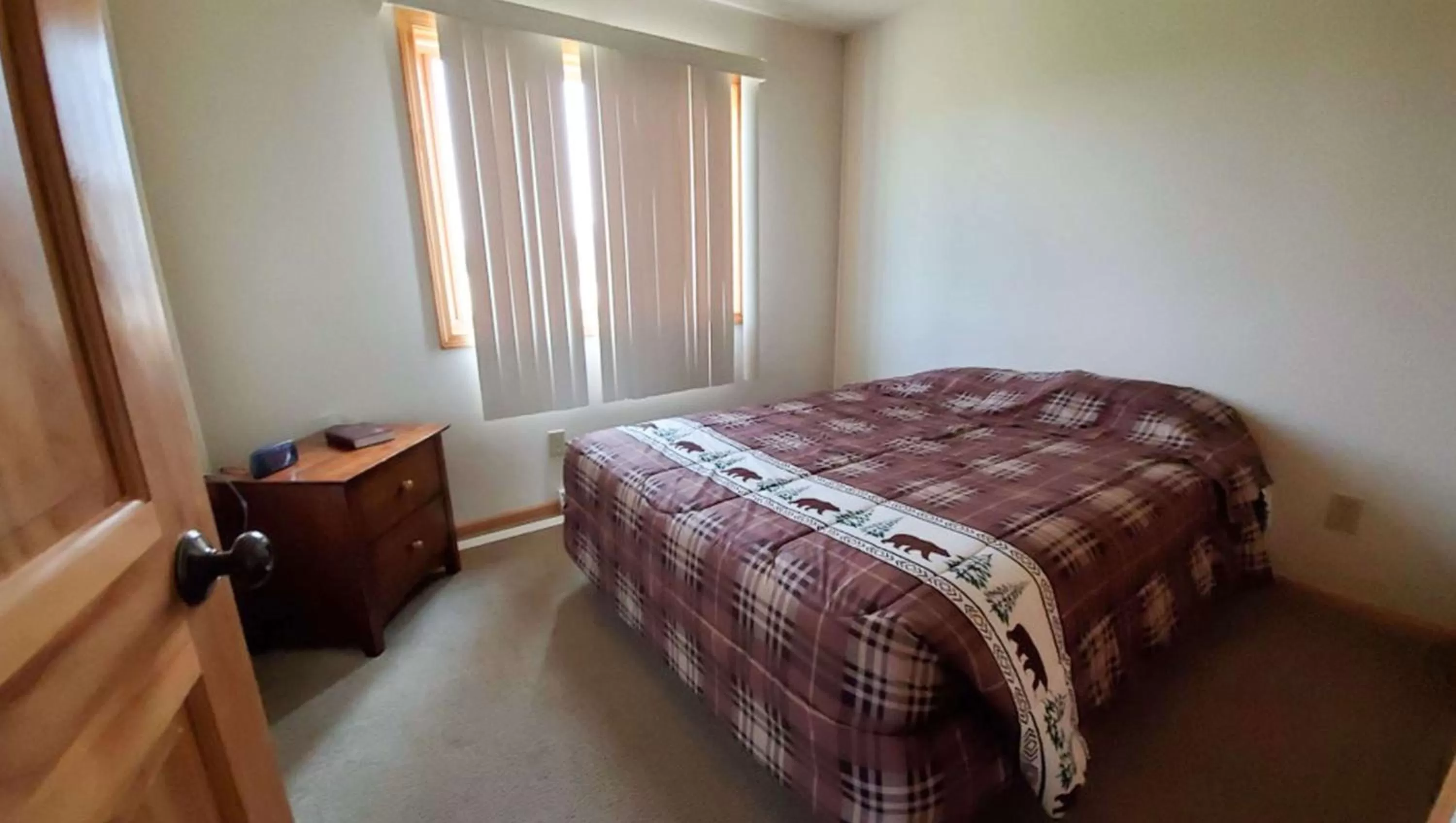 Photo of the whole room, Bed in Jasper Ridge Inn Ishpeming
