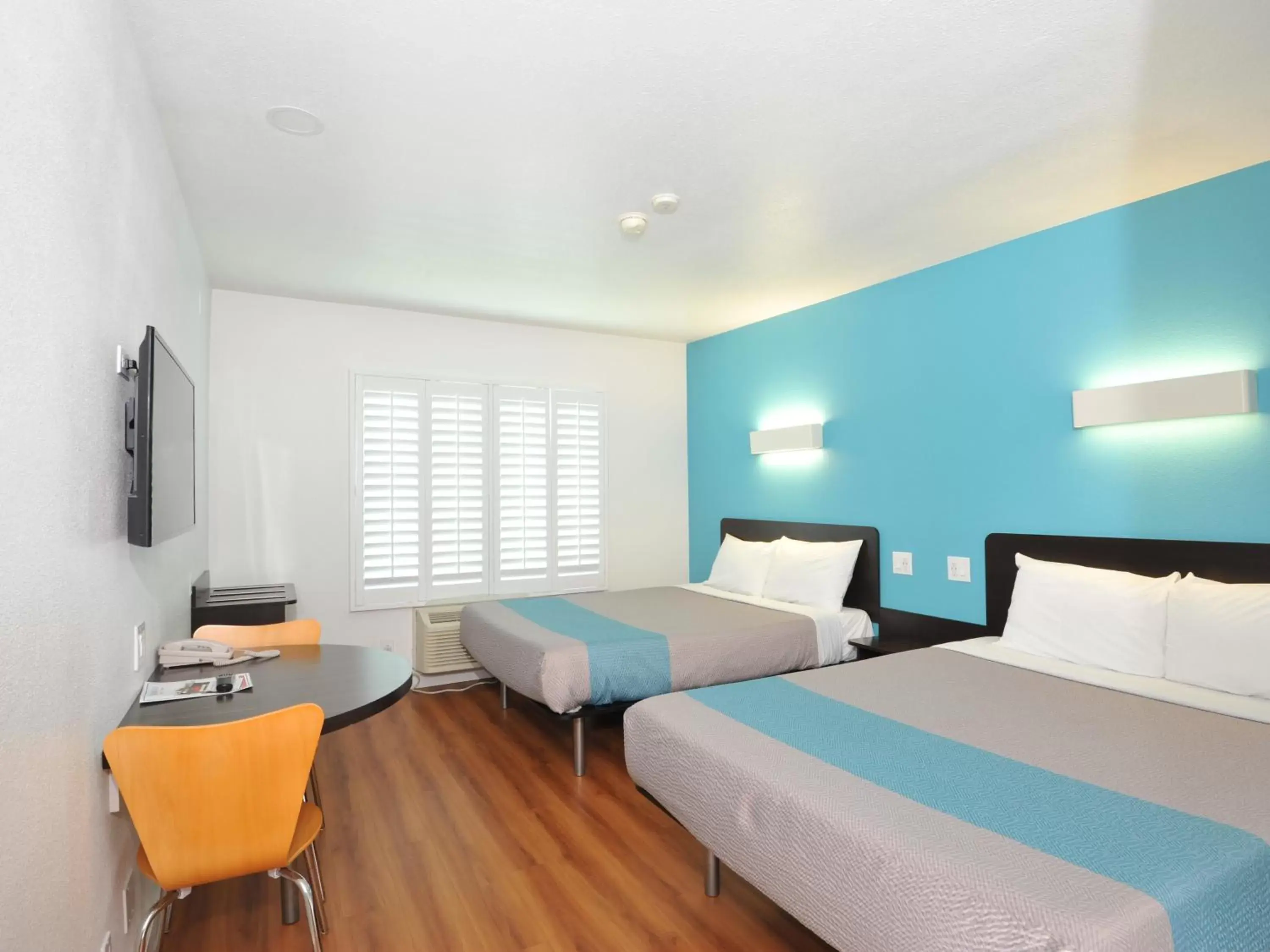 Bedroom, Bed in Motel 6-Fountain Valley, CA - Huntington Beach Area Bedroom, Bed in Motel 6-Fountain Valley, CA - Huntington Beach Area