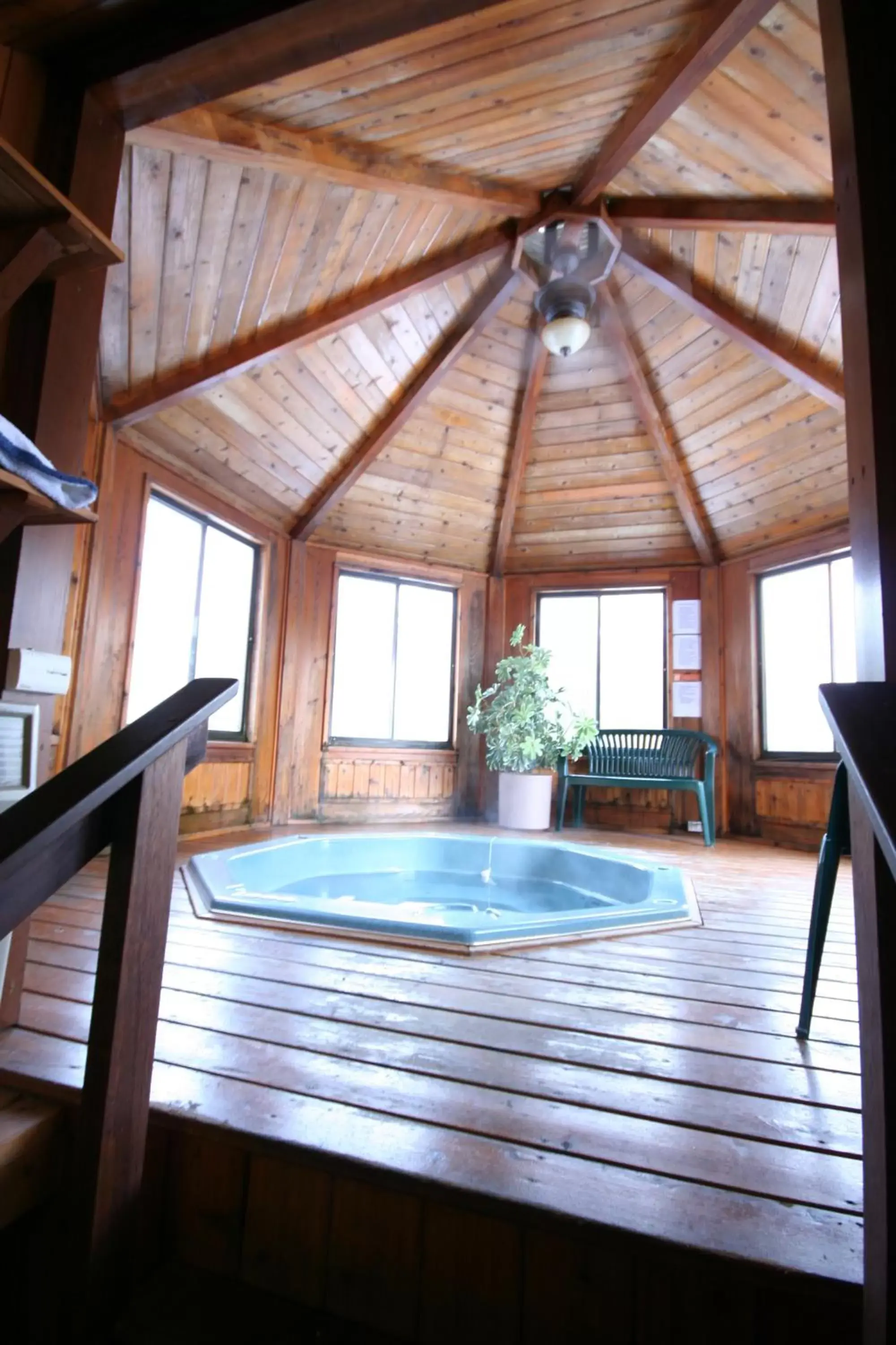 Hot Tub, Swimming Pool in Nootka Lodge