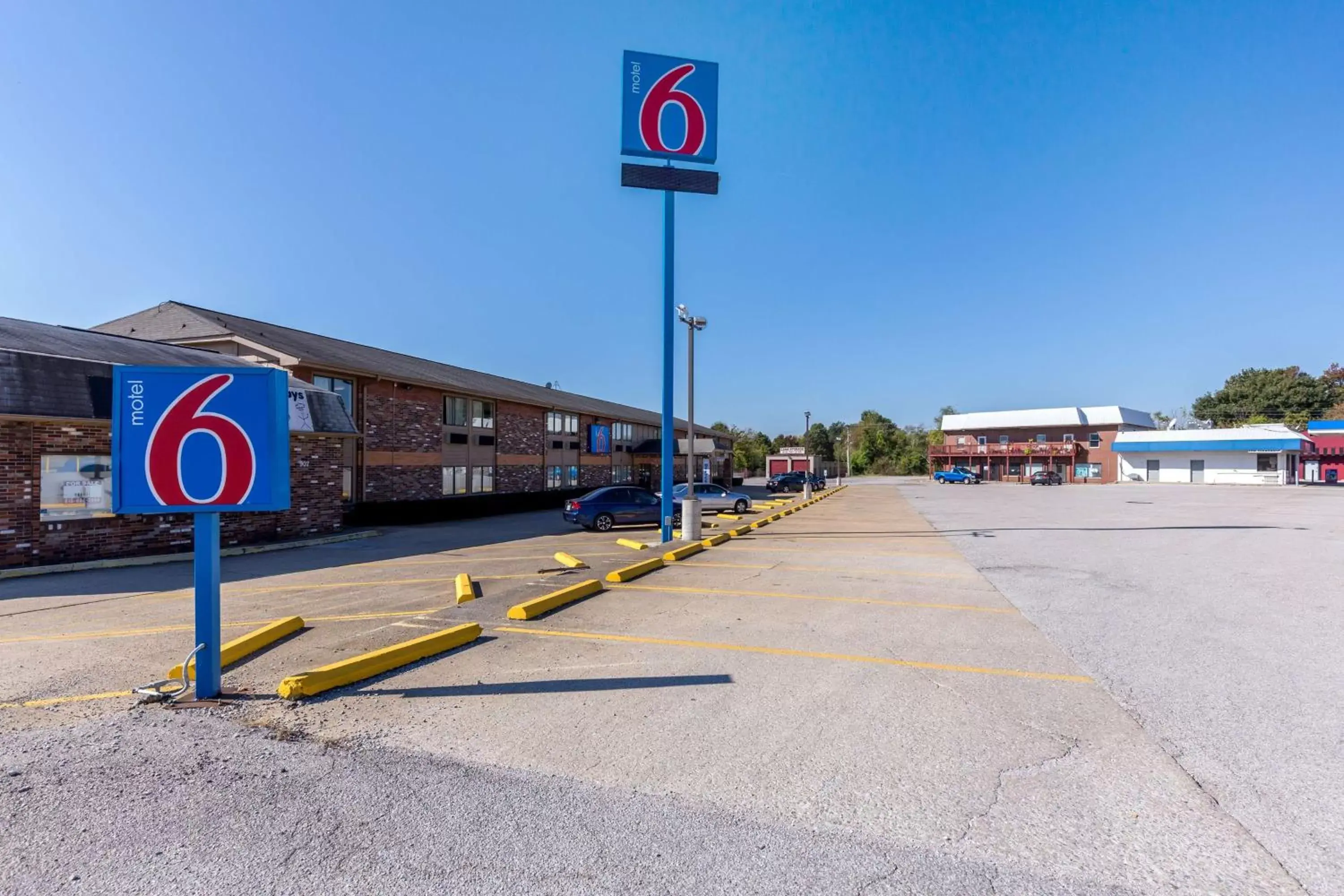 Property Building in Motel 6-Troy, IL