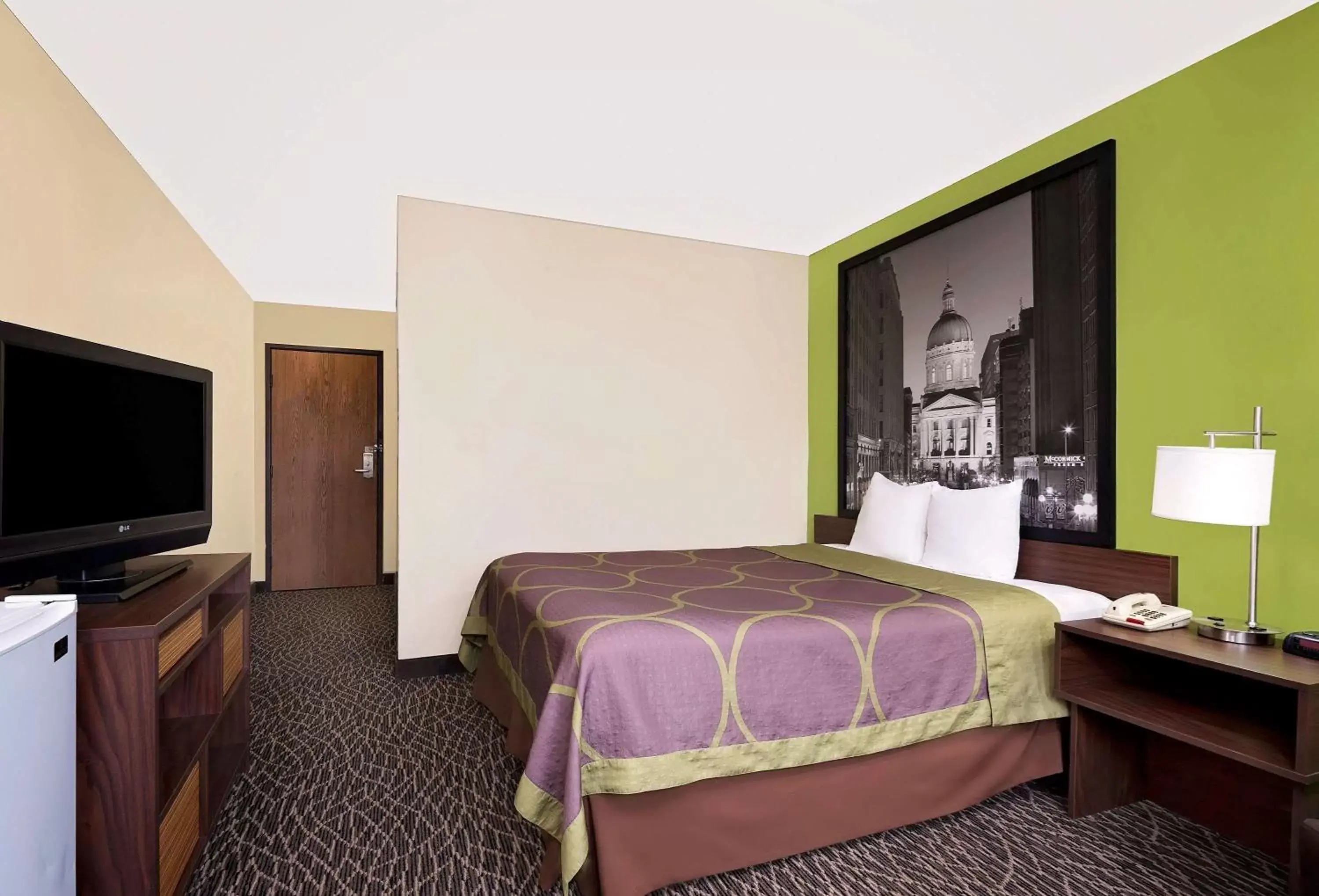 Photo of the whole room, Bed in Super 8 by Wyndham Muncie/Ball St. College Area