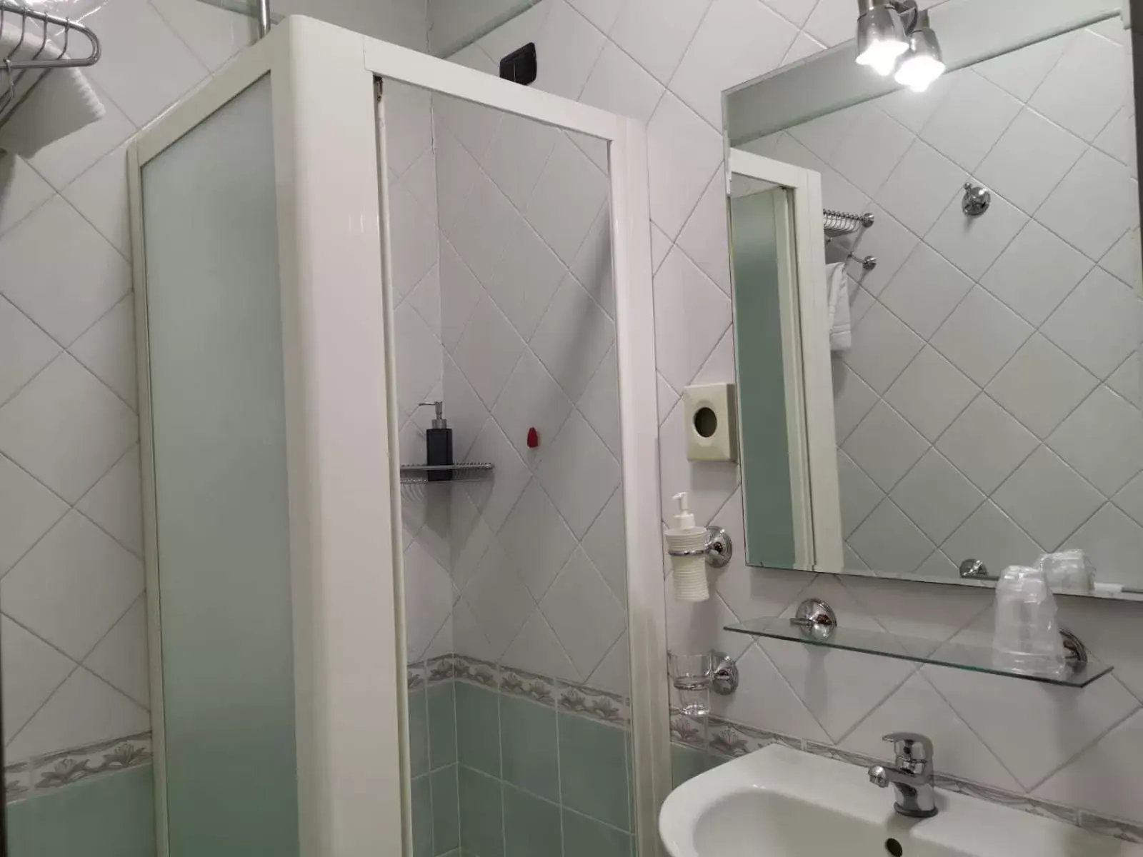 Shower, Bathroom in Hotel Neapolis