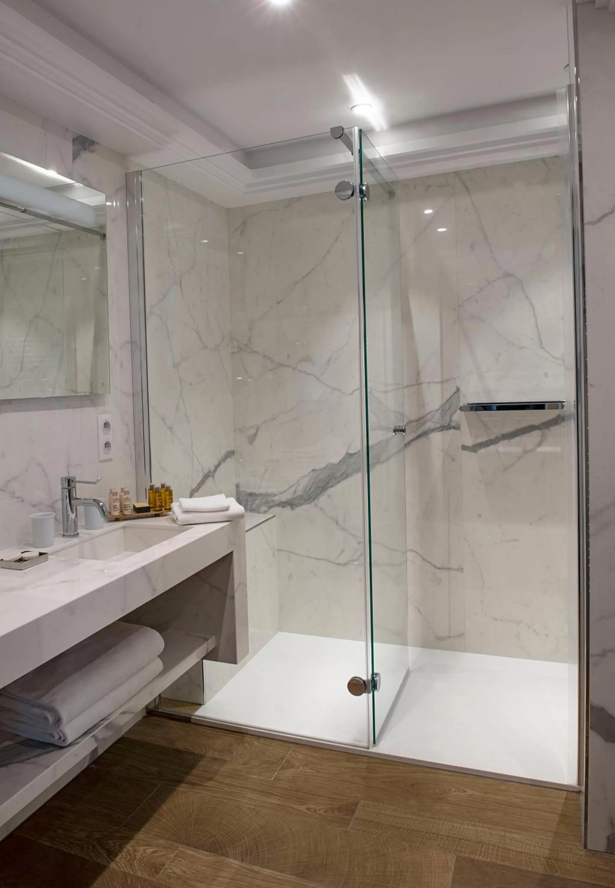 Shower in Chateau La Cheneviere