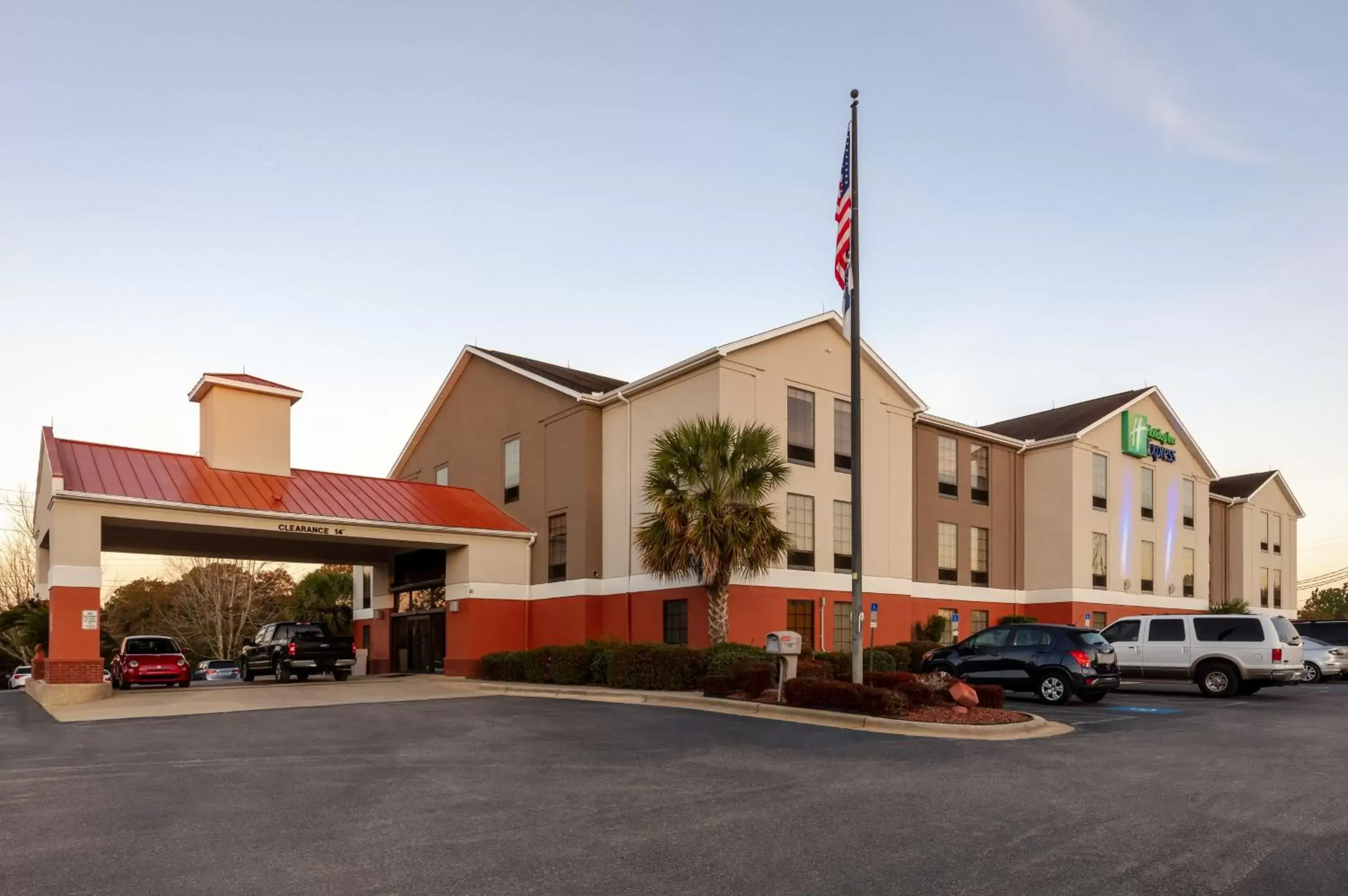 Property Building in Holiday Inn Express & Suites Milton East I-10, an IHG Hotel