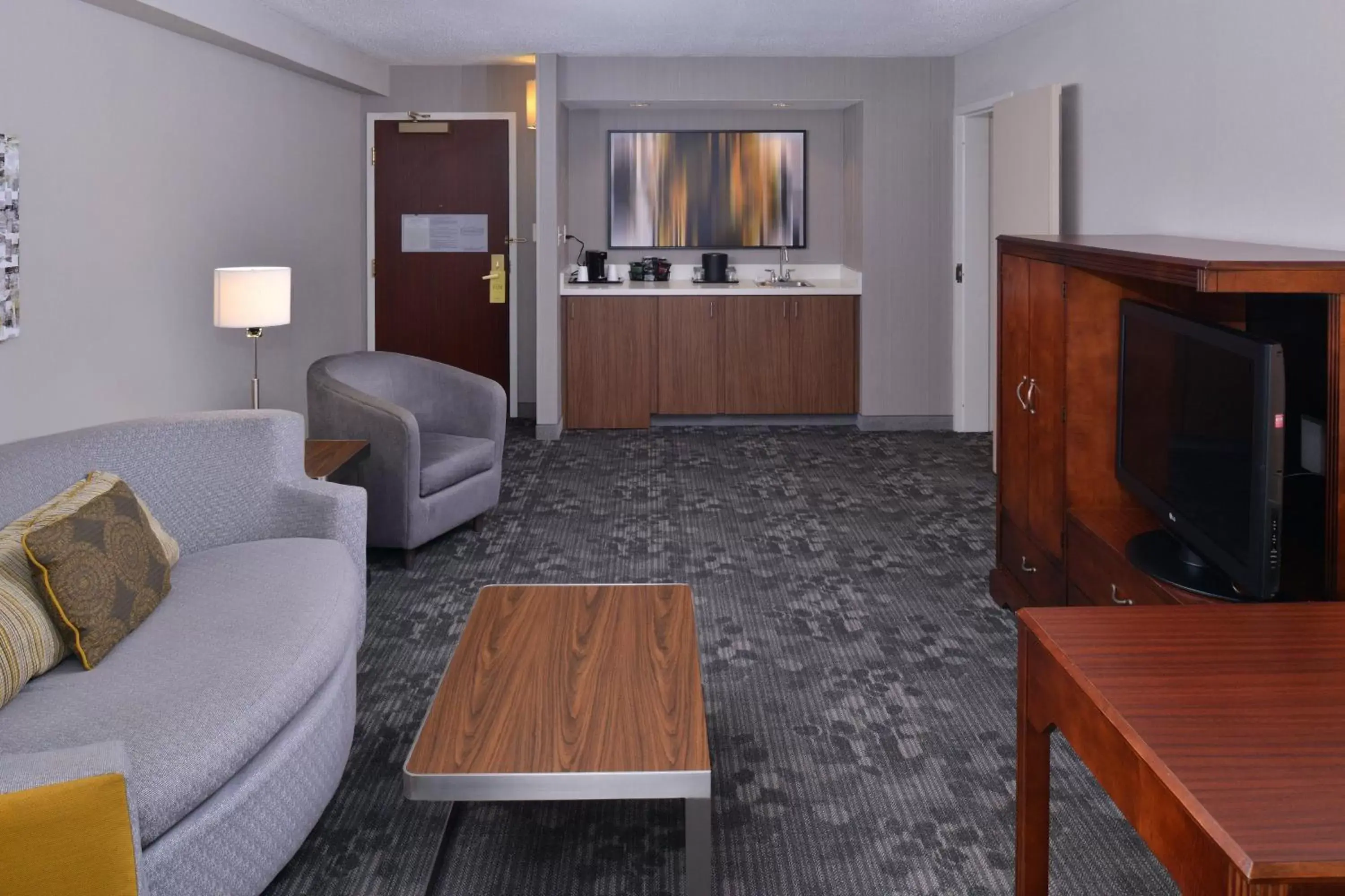 Living room, TV/Entertainment Center in Courtyard by Marriott Decatur