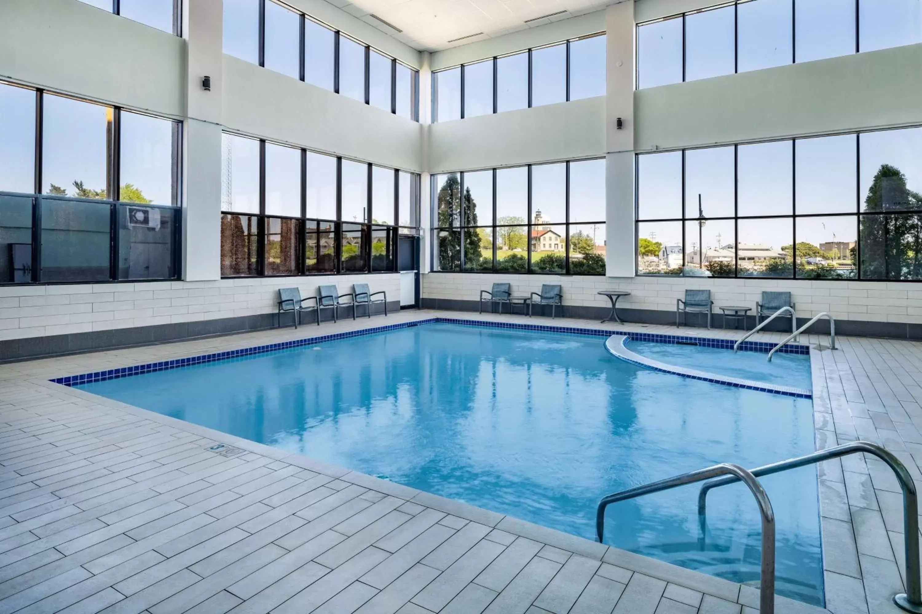 Swimming Pool in Wyndham Garden Kenosha