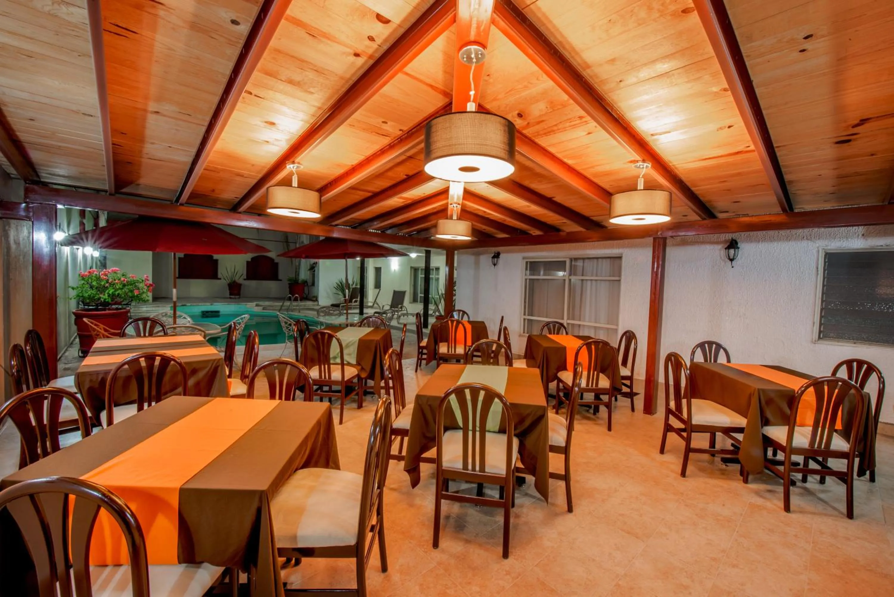 Restaurant/places to eat in Del Marques Hotel and Suites